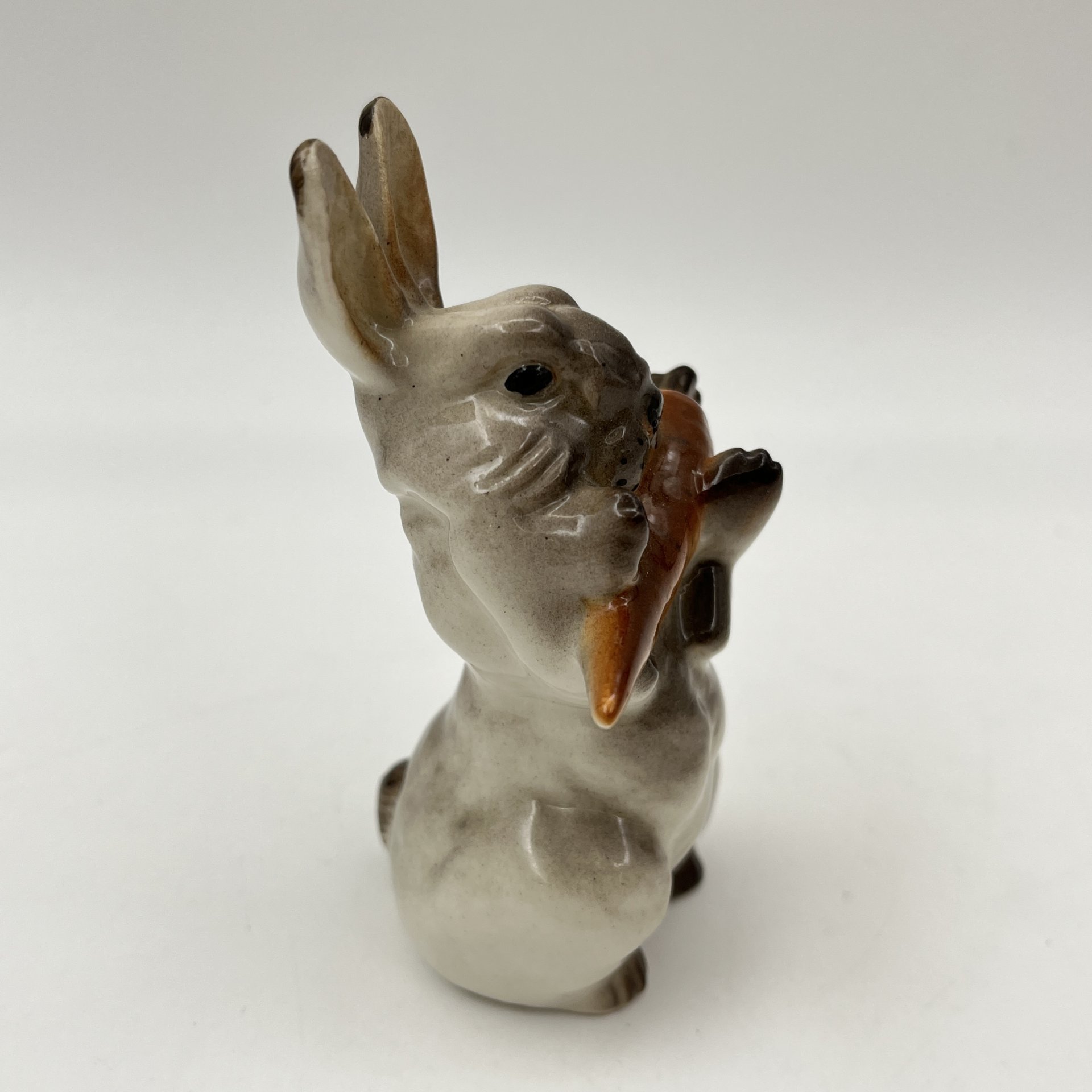 Статуэтка "Заяц с морковкой", скульптор Е.И. Чарушин