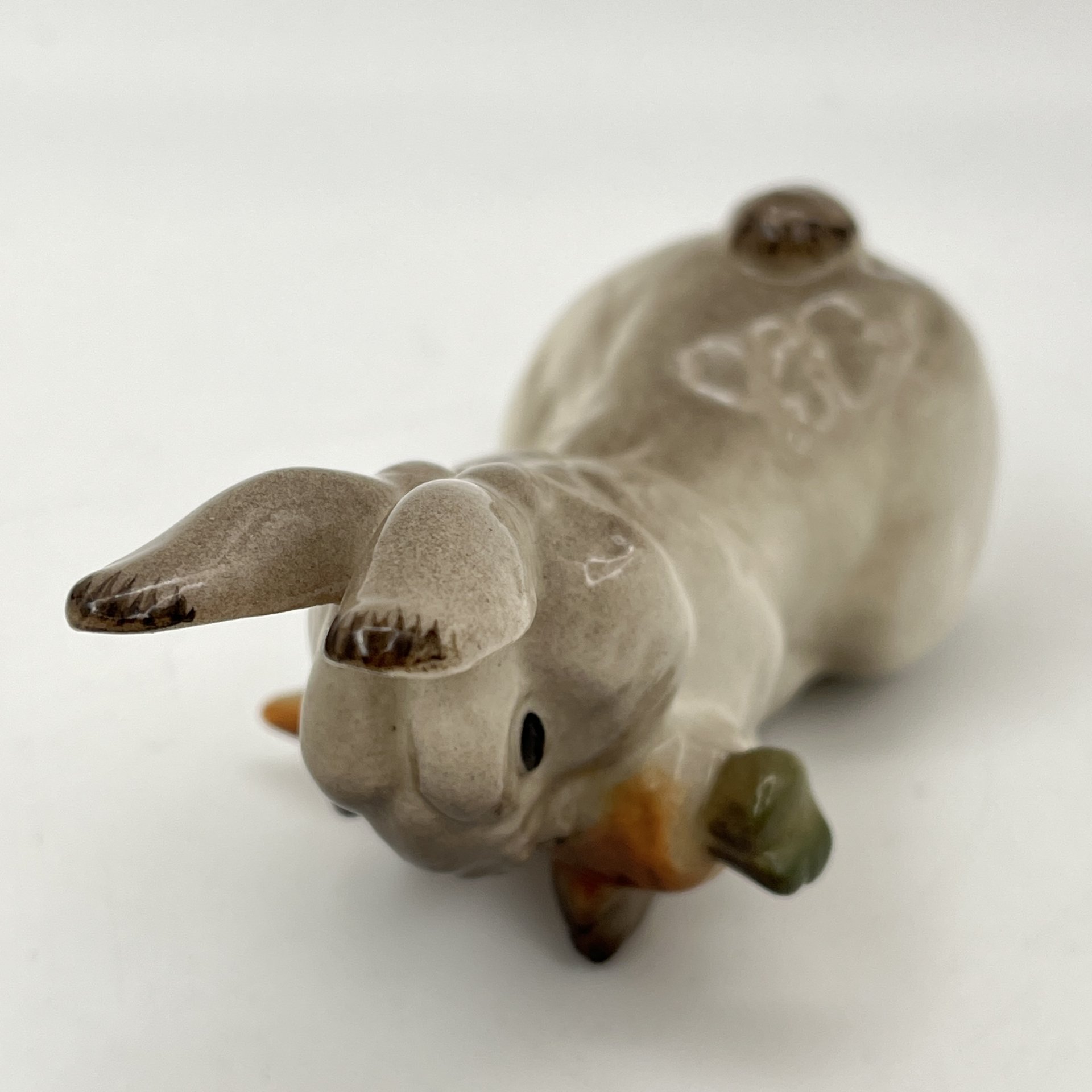 Статуэтка "Заяц с морковкой", скульптор Е.И. Чарушин