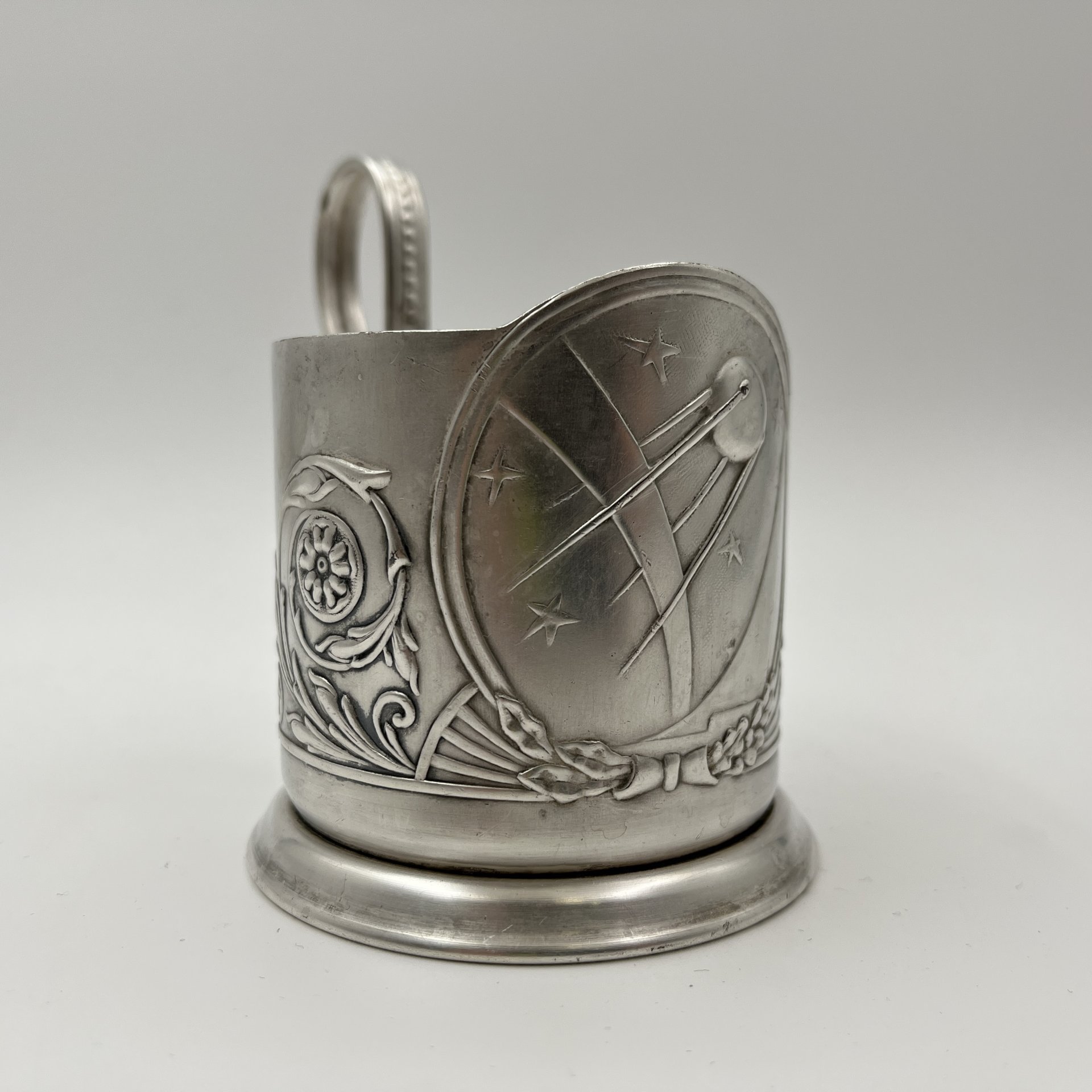 Подстаканник «Спутник», мНЦ (медь-никель-цинк), Мстерский завод художественных изделий «Ювелир», СССР, 1960-1980 гг.