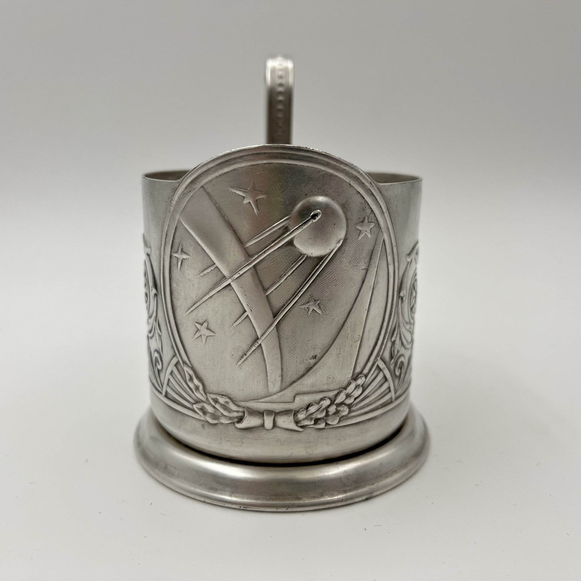 Подстаканник «Спутник», мНЦ (медь-никель-цинк), Мстерский завод художественных изделий «Ювелир», СССР, 1960-1980 гг.