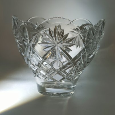 Конфетница с резным геометрическим декором, хрусталь, алмазная грань, Борисовский хрустальный завод им. Ф.Э. Дзержинского, Беларусь, 2000-2020 гг.