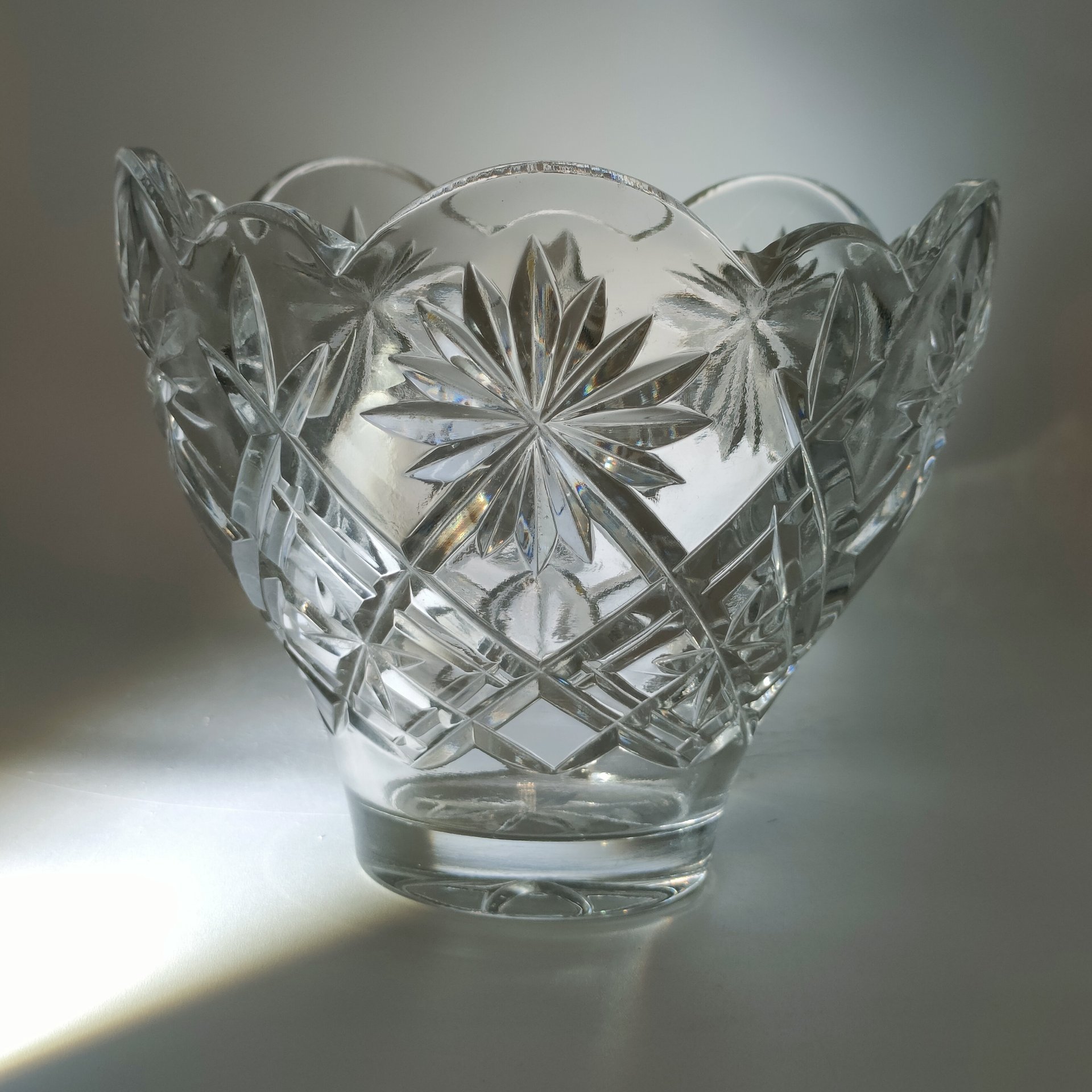 Конфетница с резным геометрическим декором, хрусталь, алмазная грань, Борисовский хрустальный завод им. Ф.Э. Дзержинского, Беларусь, 2000-2020 гг.
