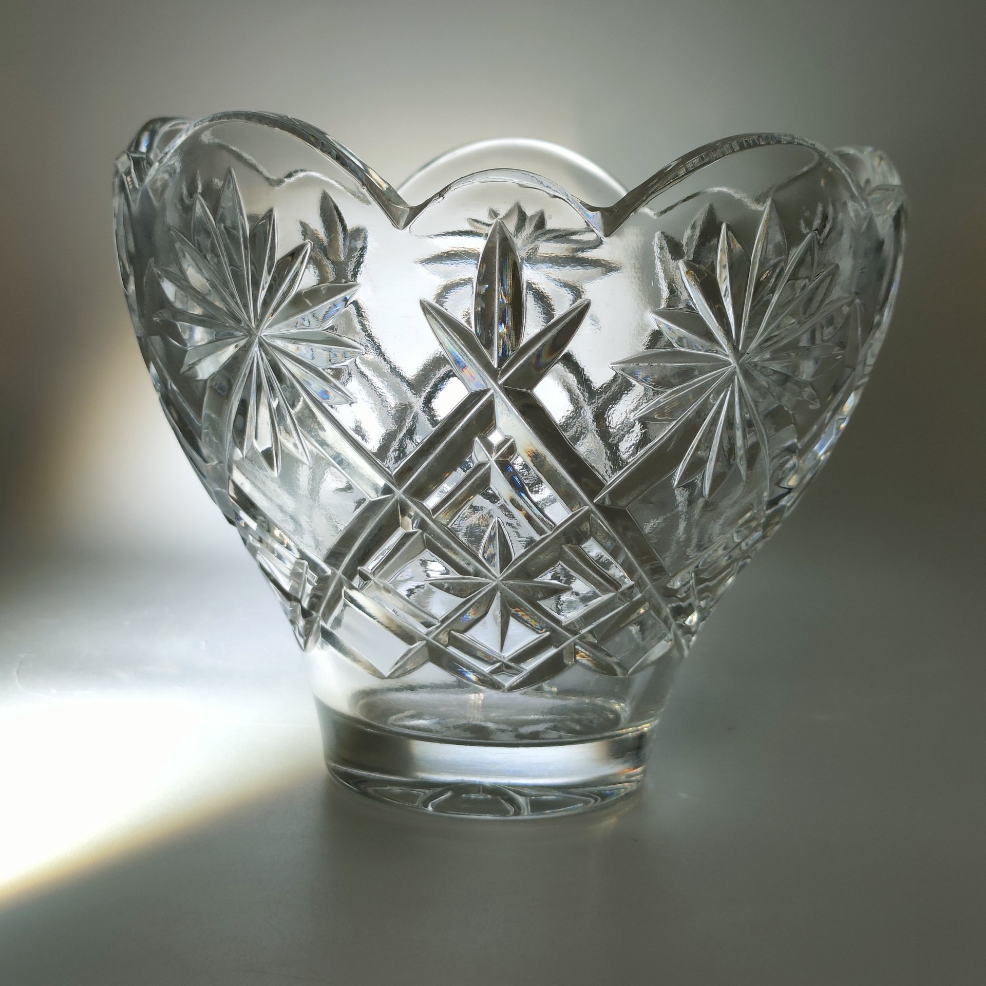 Конфетница с резным геометрическим декором, хрусталь, алмазная грань, Борисовский хрустальный завод им. Ф.Э. Дзержинского, Беларусь, 2000-2020 гг.