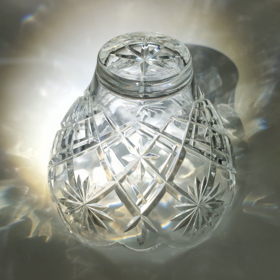 Конфетница с резным геометрическим декором, хрусталь, алмазная грань, Борисовский хрустальный завод им. Ф.Э. Дзержинского, Беларусь, 2000-2020 гг.