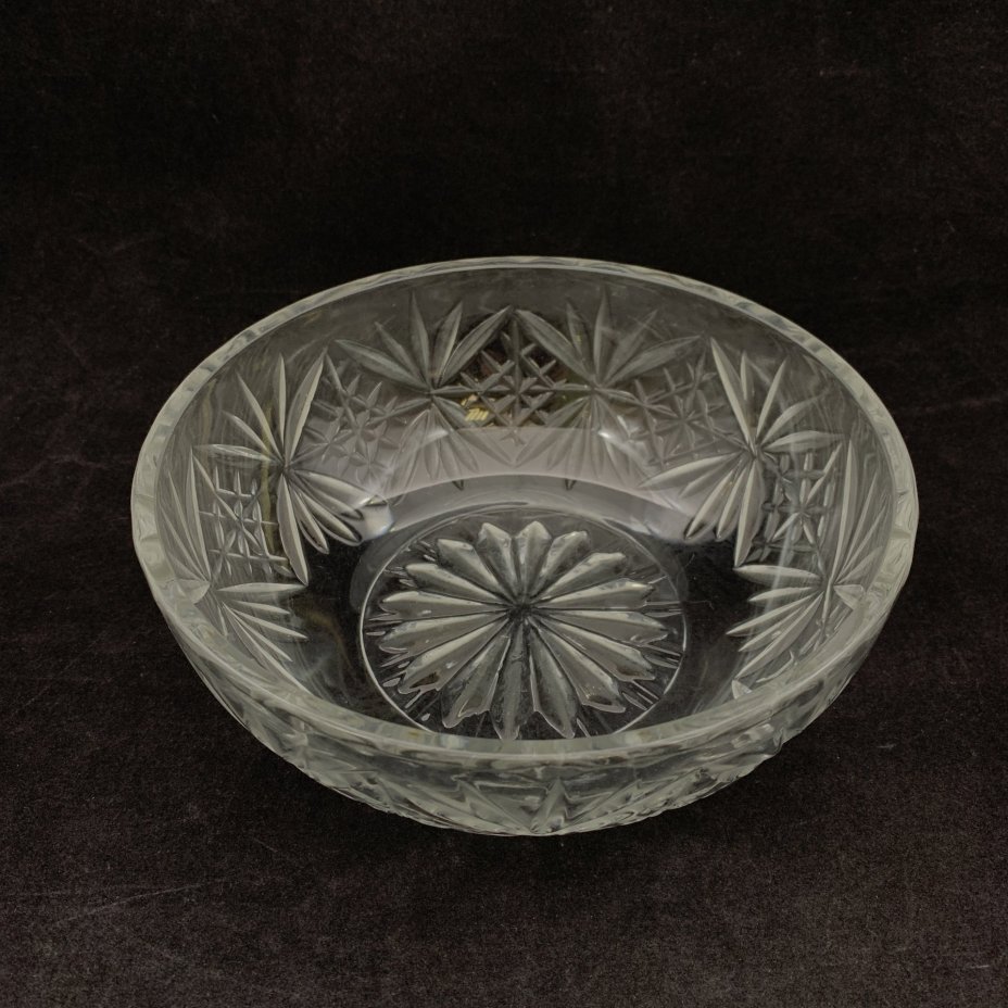 Конфетница (салатница/фруктовница), украшенная резным декором, стекло