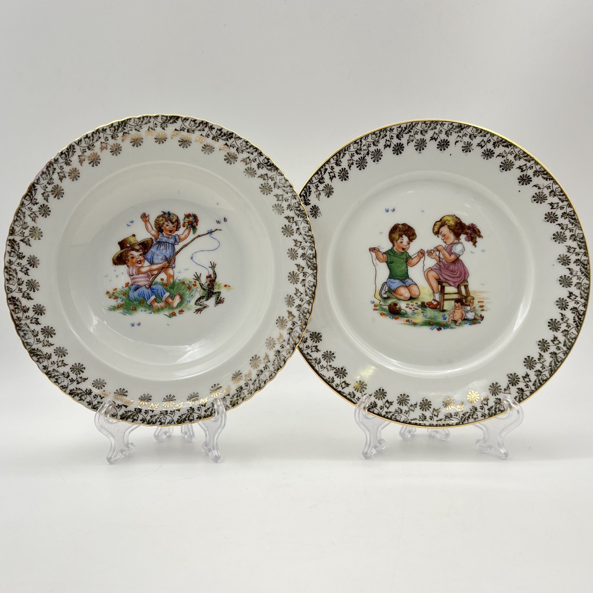 Набор тарелок для ребенка (суповая и обеденная) с изображением детских игр, фарфор, деколь, золочение, Limoges, Франция, 1960-1980 гг.