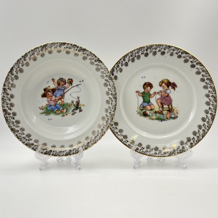 Набор тарелок для ребенка (суповая и обеденная) с изображением детских игр, фарфор, деколь, золочение, Limoges, Франция, 1960-1980 гг.