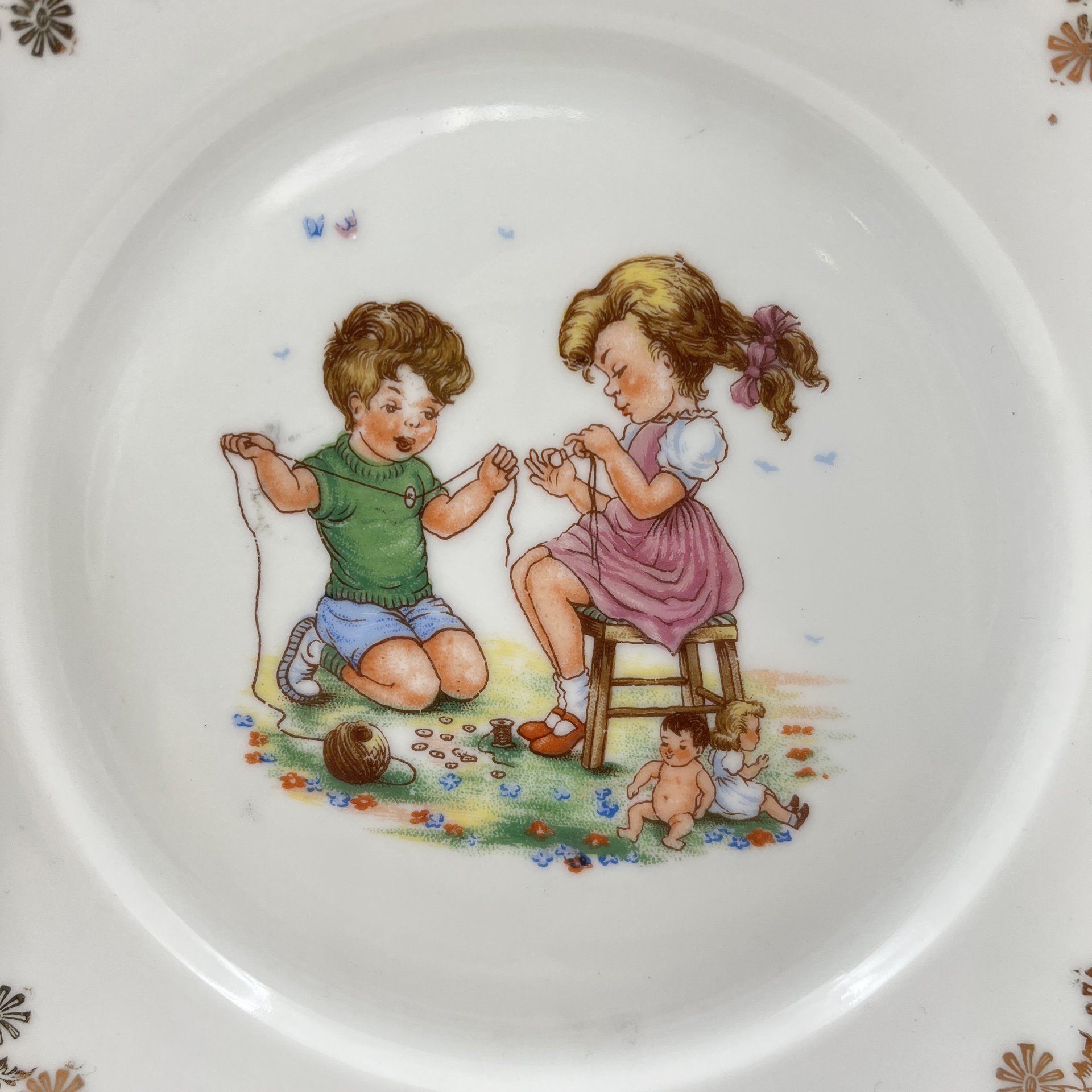 Набор тарелок для ребенка (суповая и обеденная) с изображением детских игр, фарфор, деколь, золочение, Limoges, Франция, 1960-1980 гг.