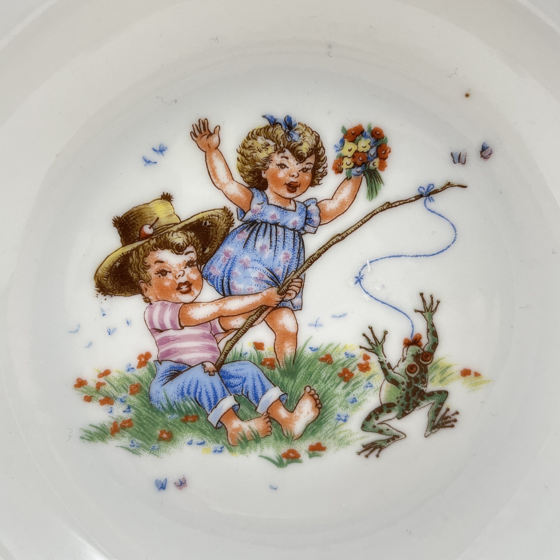 Набор тарелок для ребенка (суповая и обеденная) с изображением детских игр, фарфор, деколь, золочение, Limoges, Франция, 1960-1980 гг.