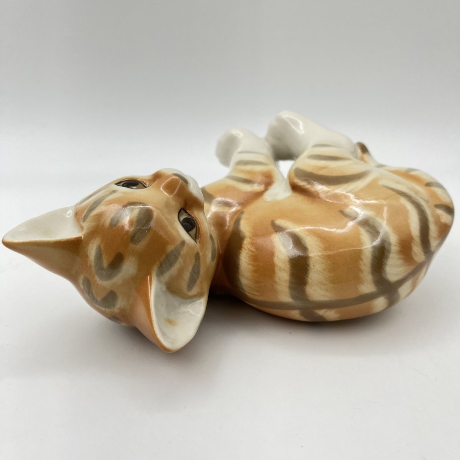 Статуэтка "Котёнок" ("Рыжий котёнок"), скульптор П.П. Веселов, художник В.М. Жбанов