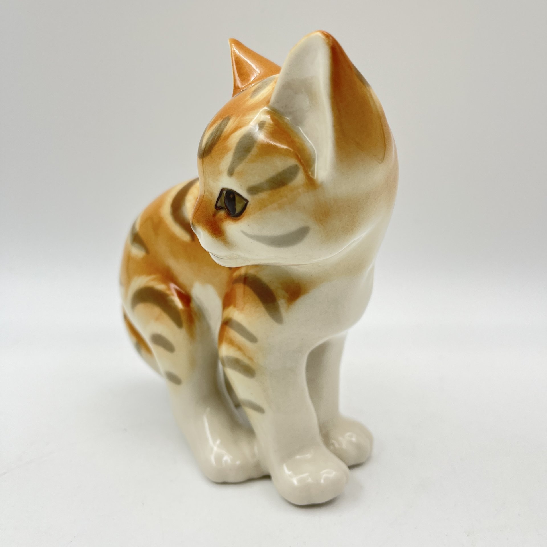 Статуэтка "Котёнок" ("Рыжий котёнок"), скульптор П.П. Веселов, художник В.М. Жбанов, Ленинградский фарфоровый завод (ЛФЗ)