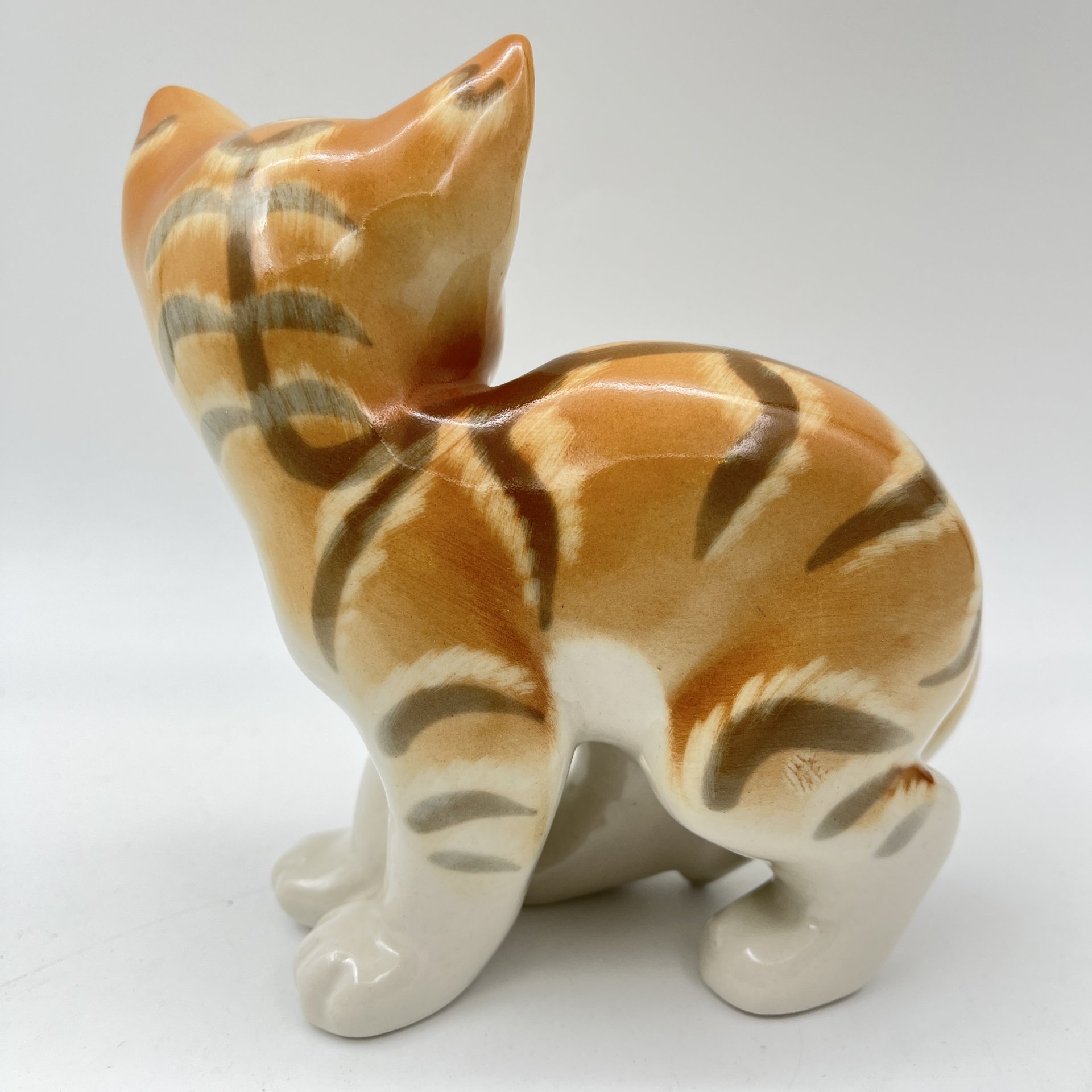 Статуэтка "Котёнок" ("Рыжий котёнок"), скульптор П.П. Веселов, художник В.М. Жбанов, Ленинградский фарфоровый завод (ЛФЗ)