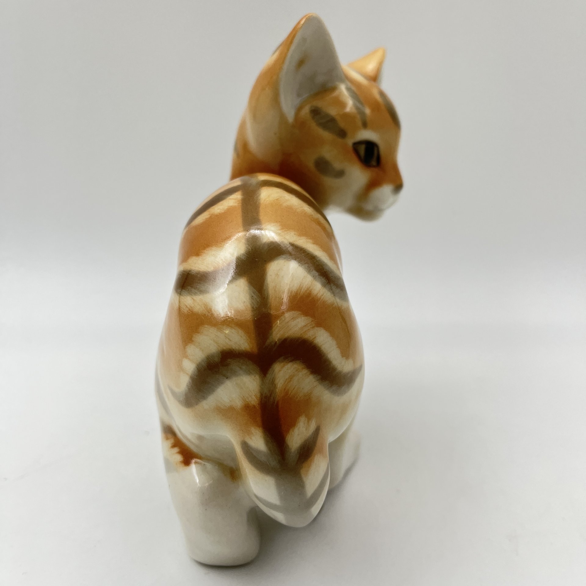 Статуэтка "Котёнок" ("Рыжий котёнок"), скульптор П.П. Веселов, художник В.М. Жбанов, Ленинградский фарфоровый завод (ЛФЗ)