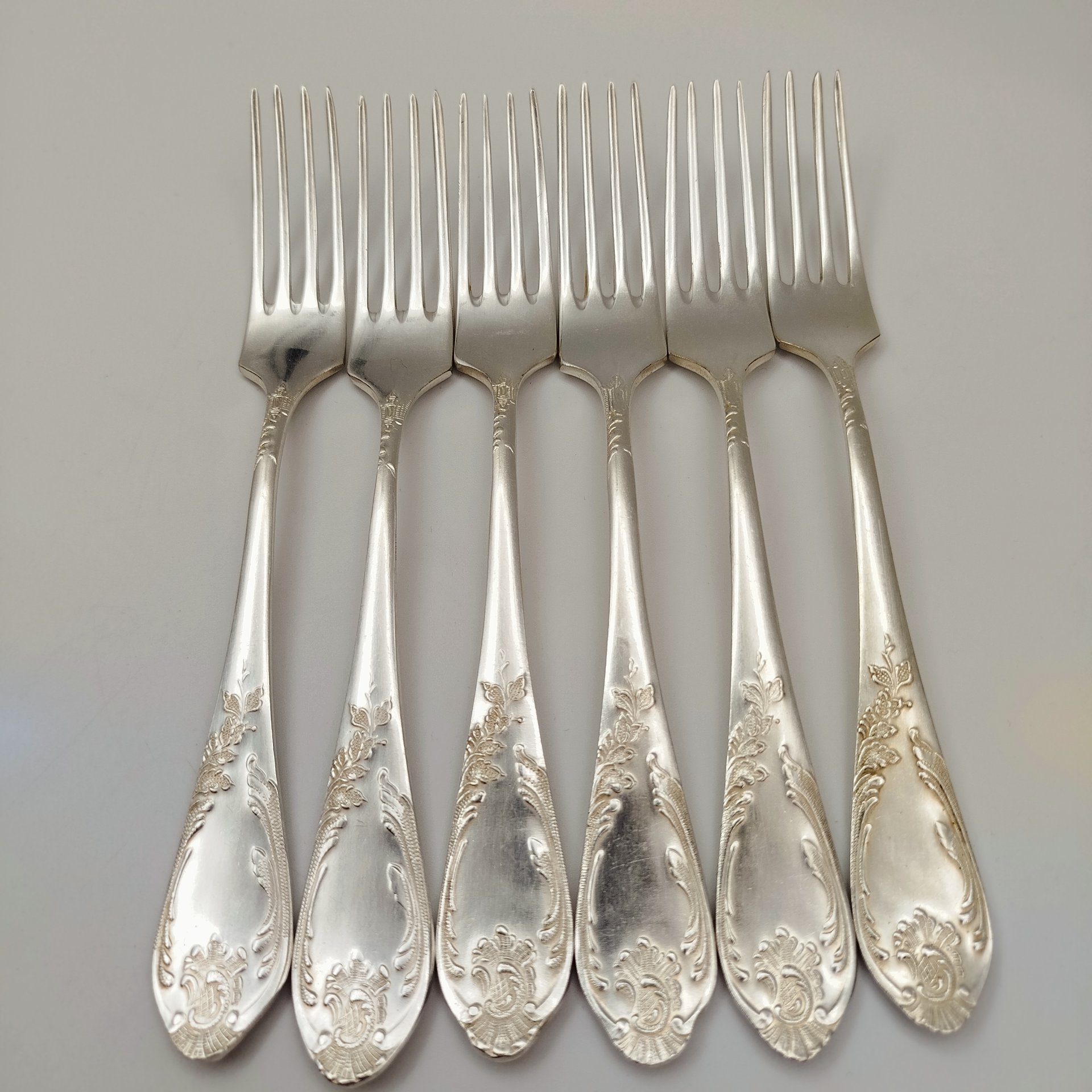 Набор из 6-ти столовых вилок, украшенных растительным декором