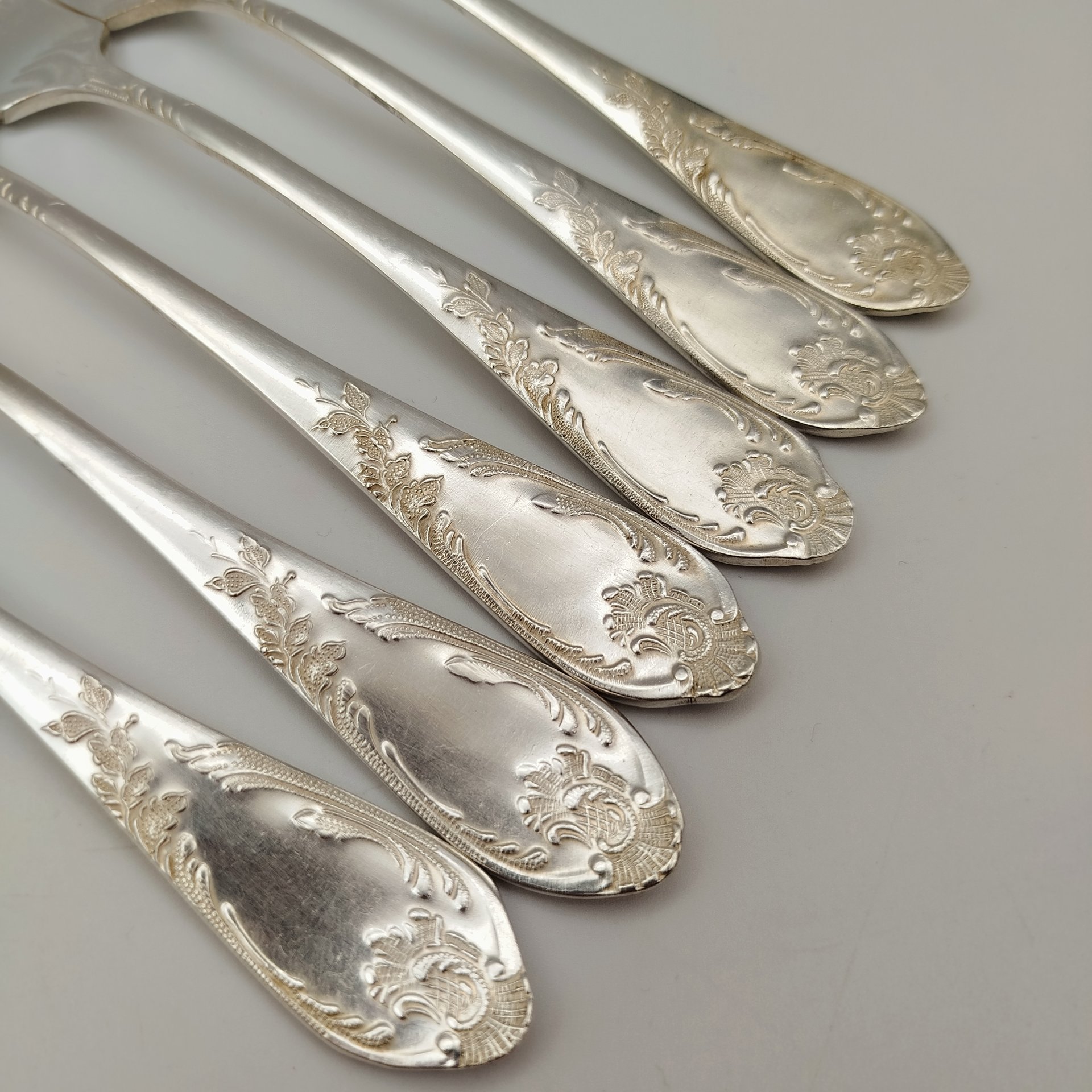 Набор из 6-ти столовых вилок, украшенных растительным декором