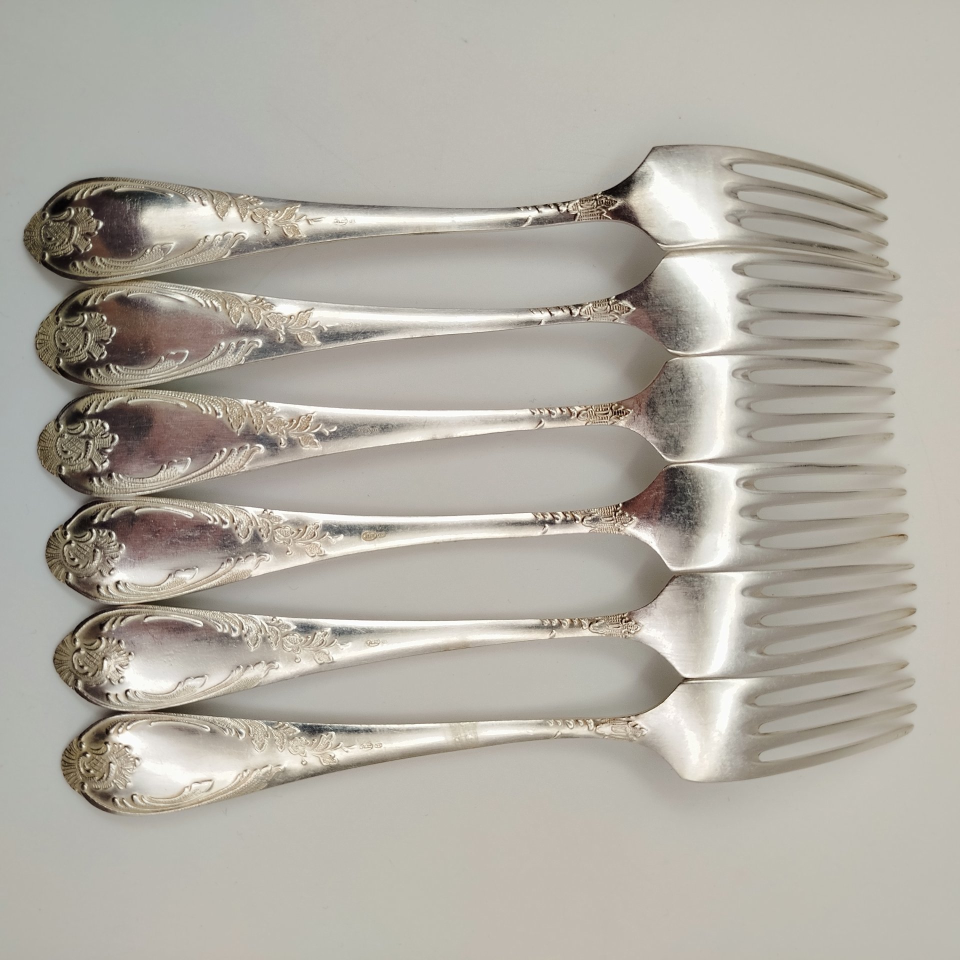 Набор из 6-ти столовых вилок, украшенных растительным декором