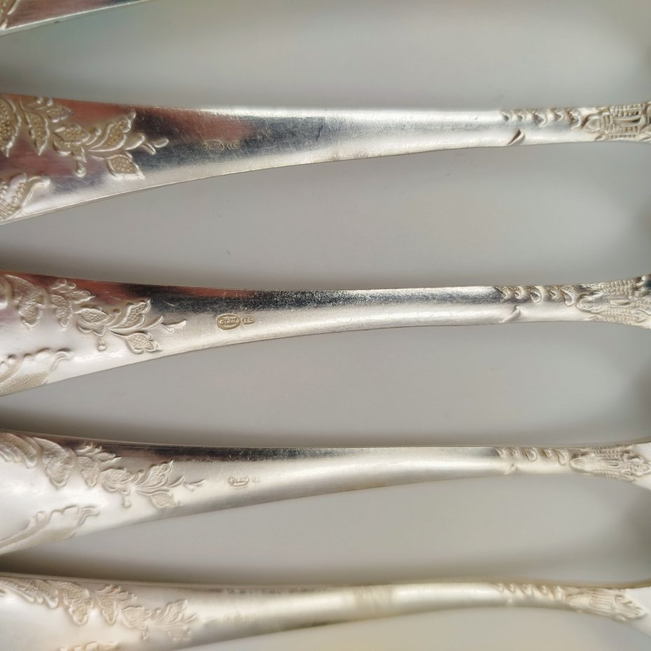 Набор из 6-ти столовых вилок, украшенных растительным декором