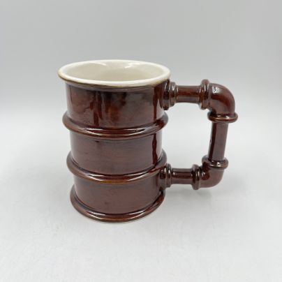 Кружка "Нефтяной баррель", керамика, глазурь, Россия, 2000-2010 гг.