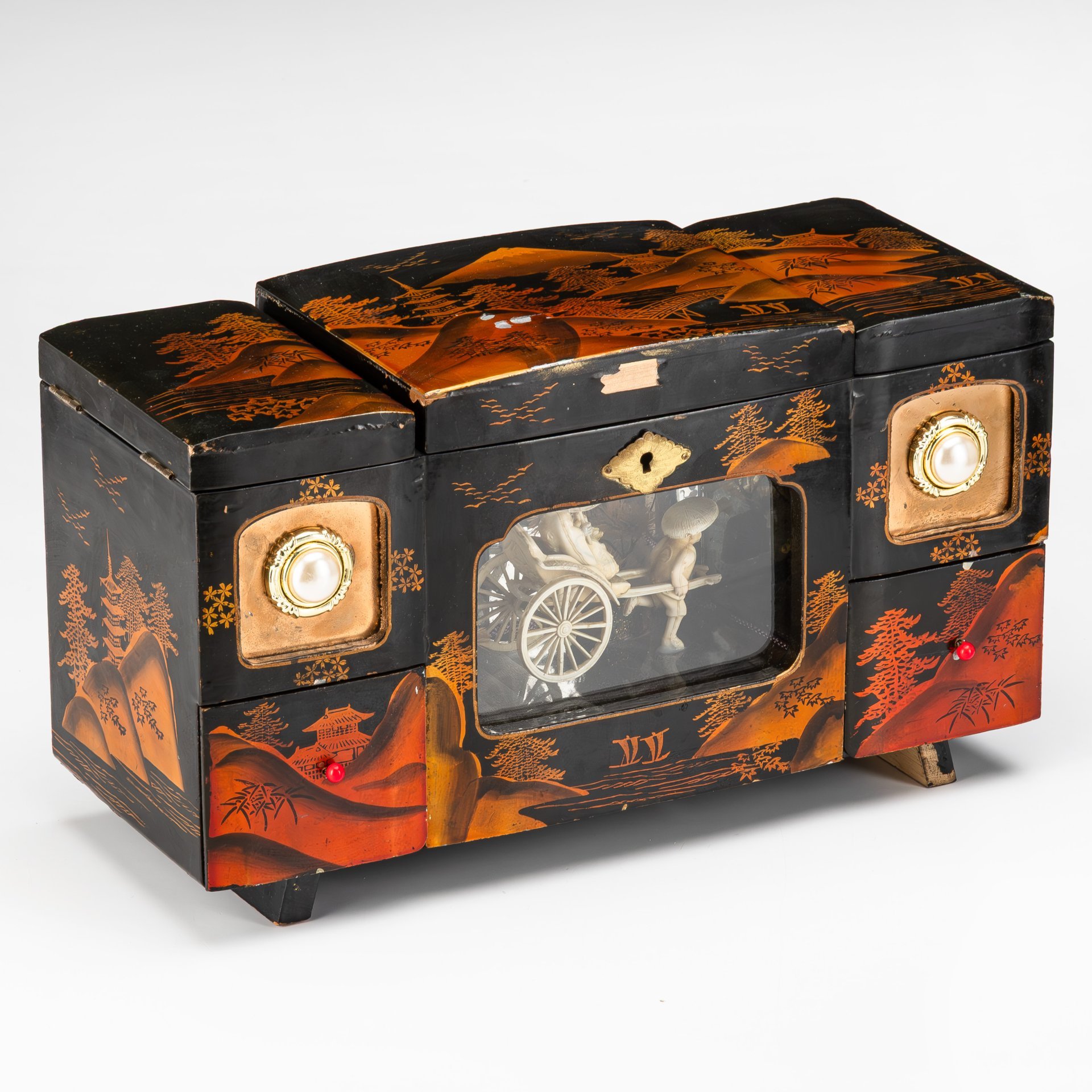 Шкатулка музыкальная для хранения украшений, декорированная изображением пейзажа и сценой прогулки гейши в рикше
