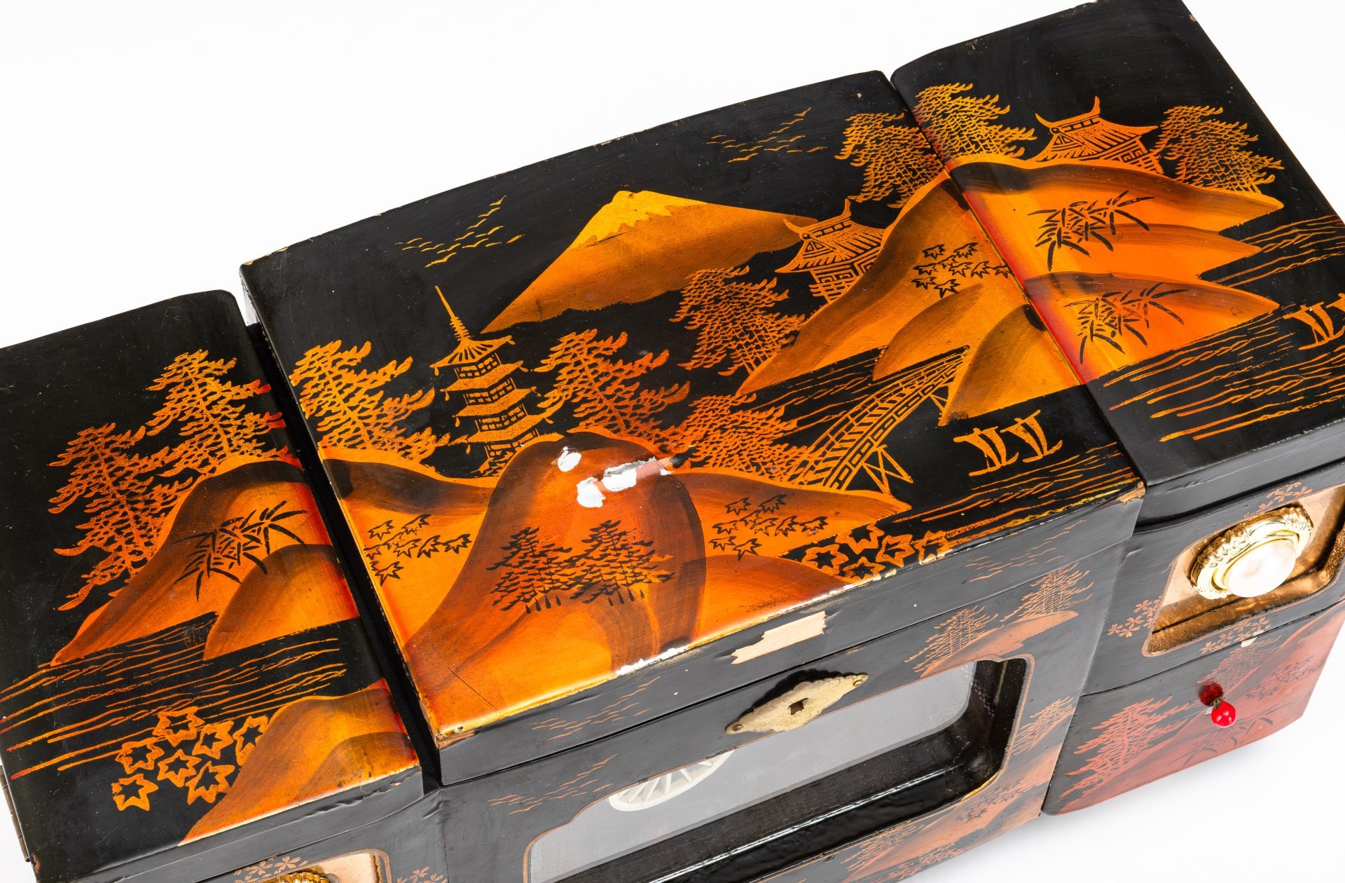 Шкатулка музыкальная для хранения украшений, декорированная изображением пейзажа и сценой прогулки гейши в рикше