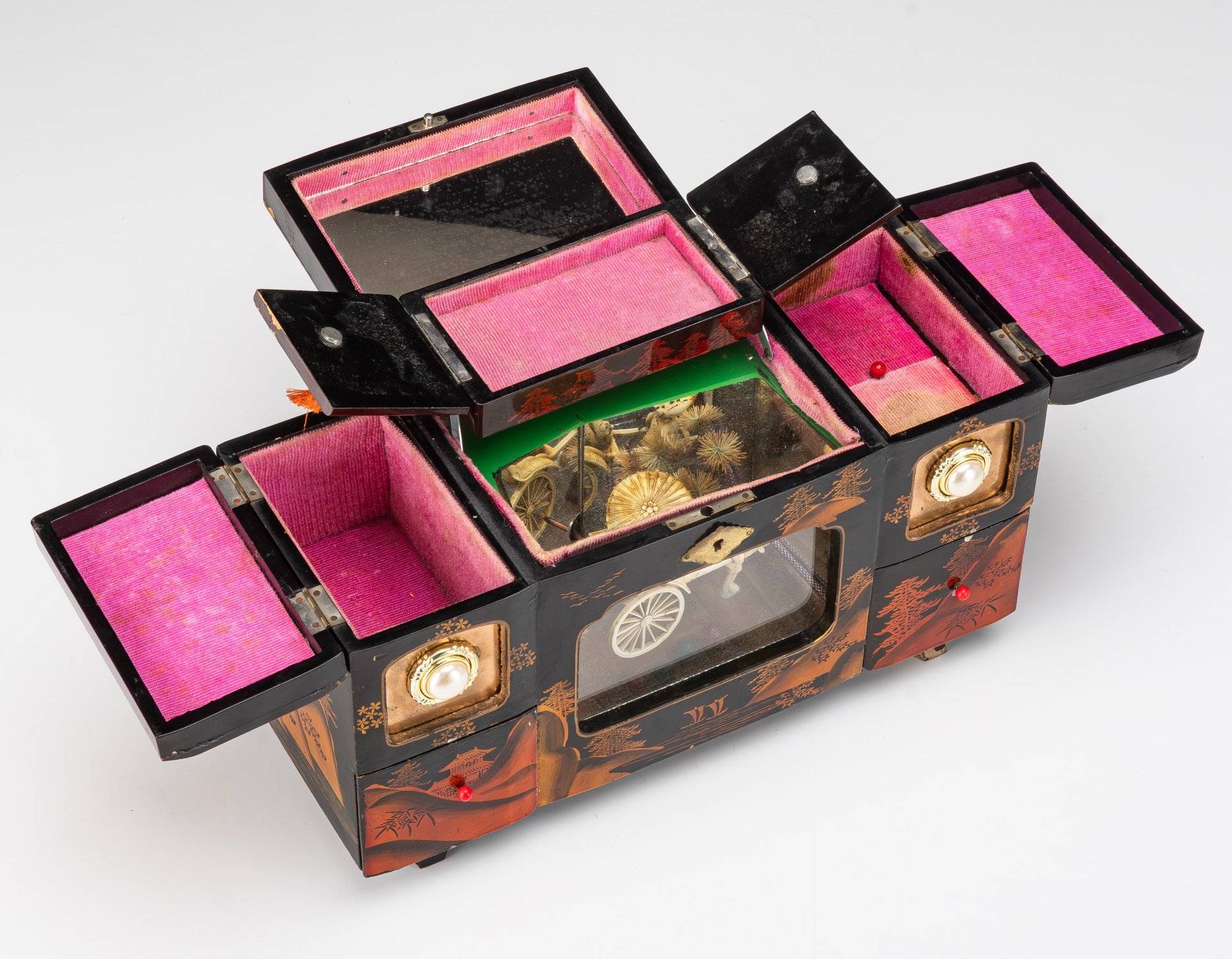 Шкатулка музыкальная для хранения украшений, декорированная изображением пейзажа и сценой прогулки гейши в рикше