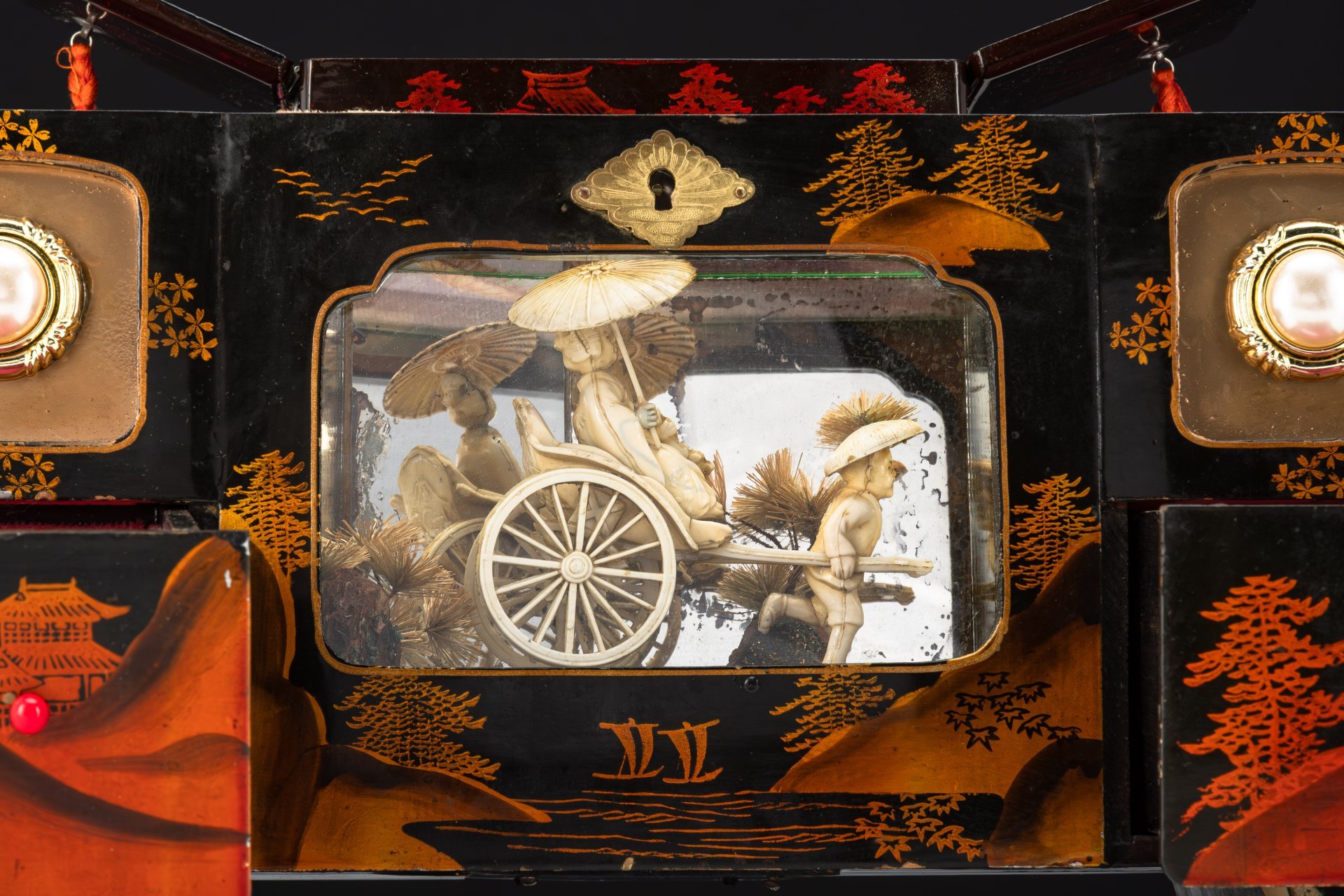 Шкатулка музыкальная для хранения украшений, декорированная изображением пейзажа и сценой прогулки гейши в рикше