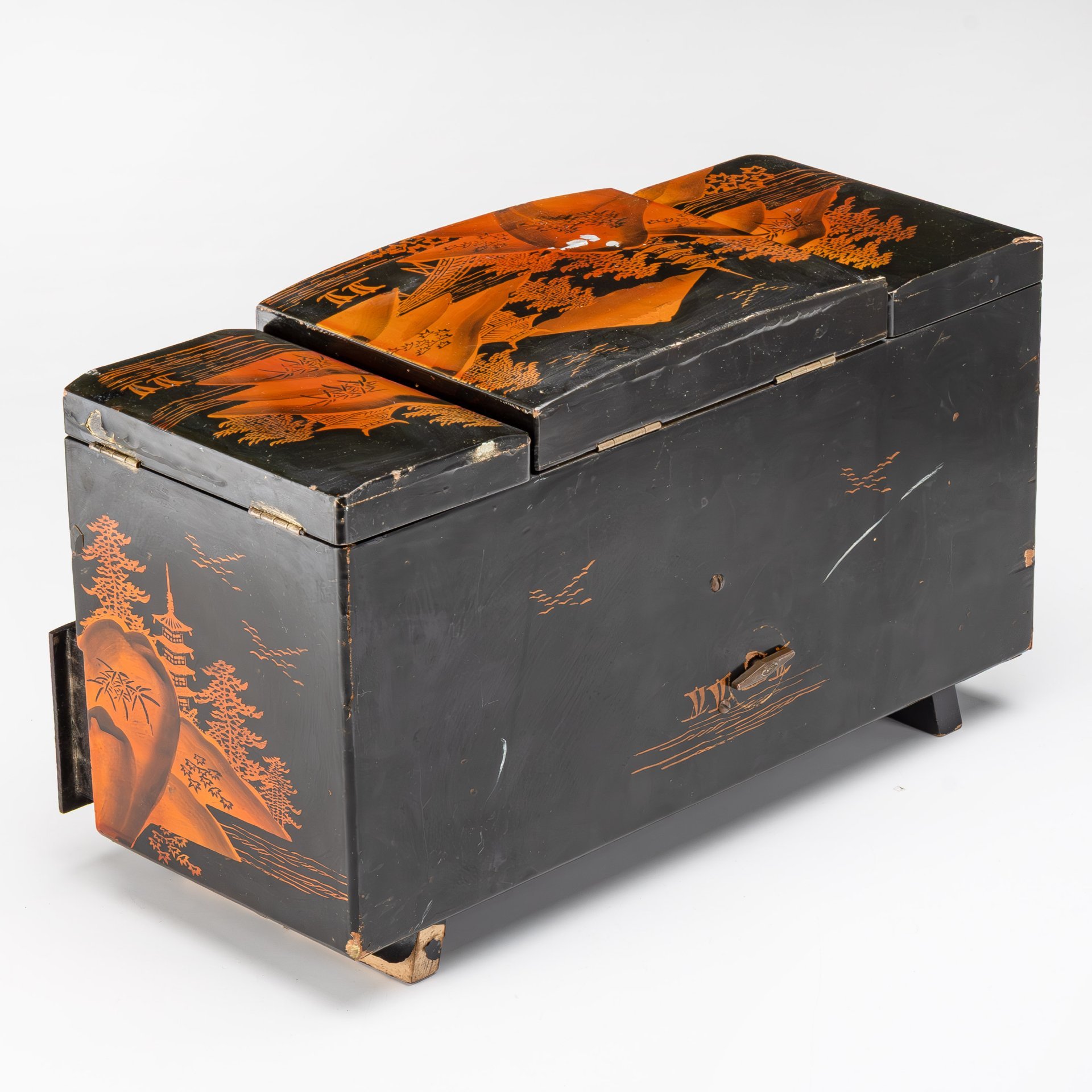 Шкатулка музыкальная для хранения украшений, декорированная изображением пейзажа и сценой прогулки гейши в рикше