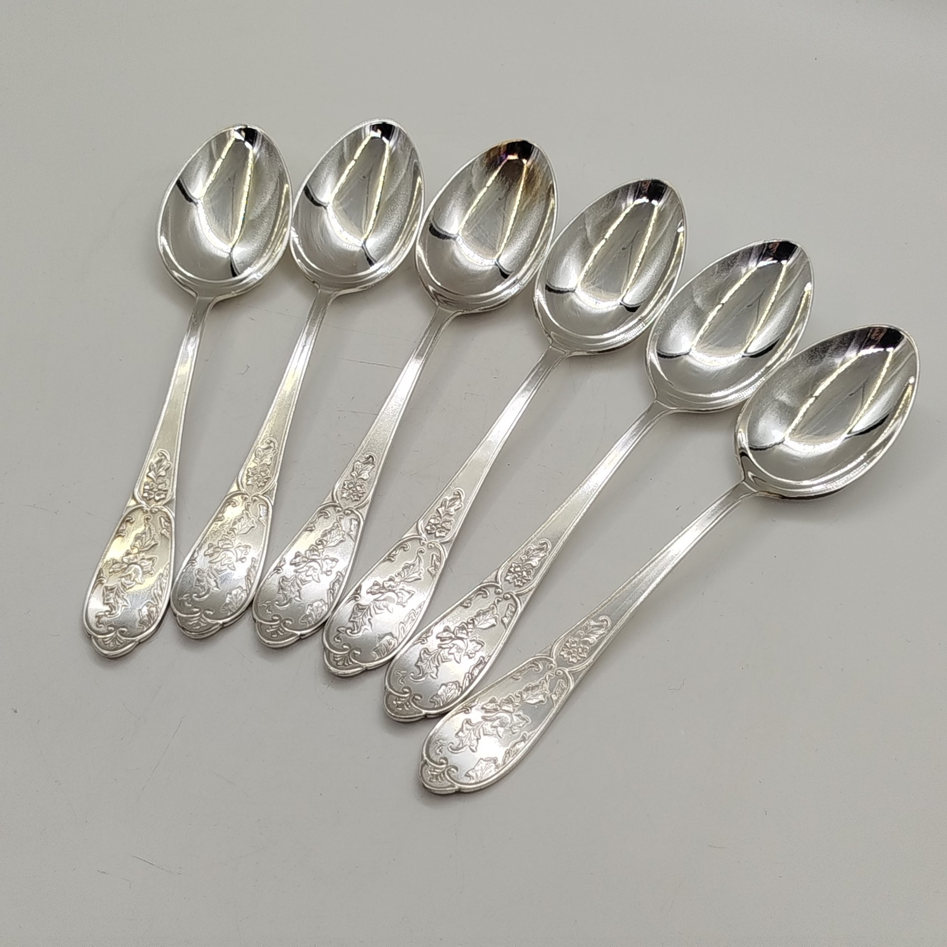 Набор из шести столовых ложек, украшенных растительным декором, мельхиор (медь-никель), Мстерская художественная фабрика  «Ювелир», СССР, 1976 г.