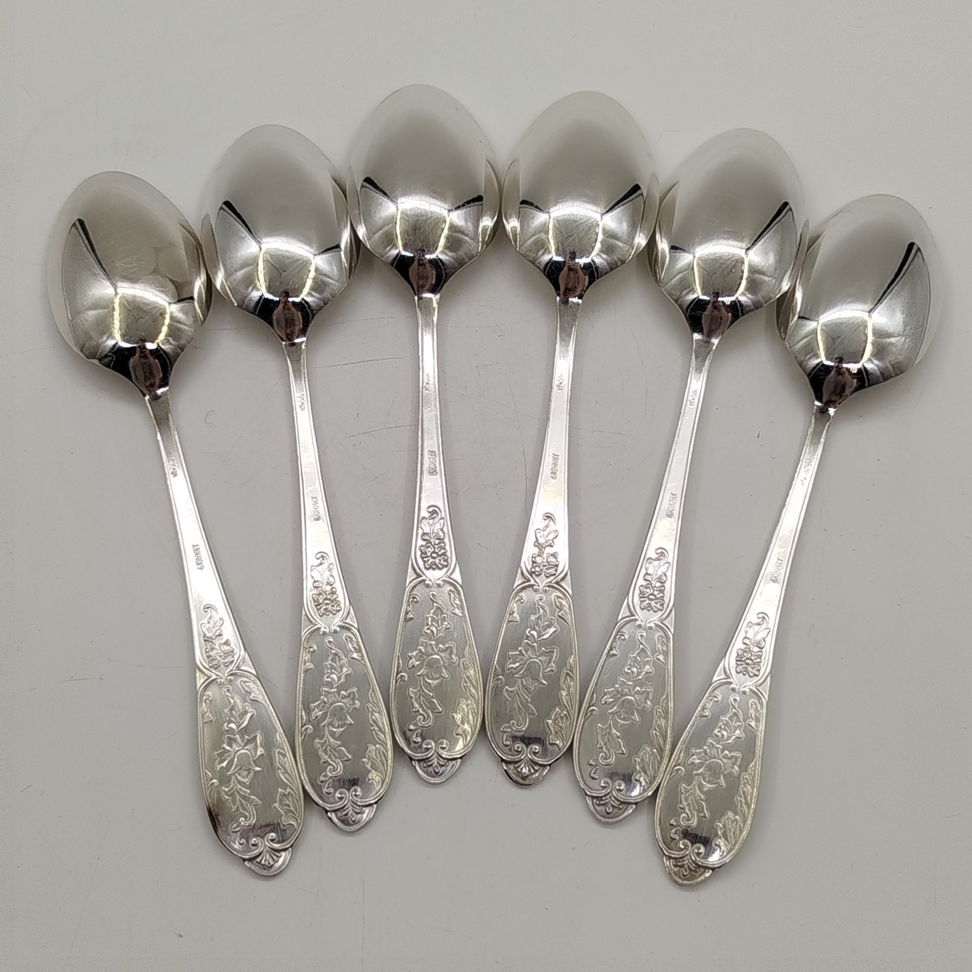 Набор из шести столовых ложек, украшенных растительным декором, мельхиор (медь-никель), Мстерская художественная фабрика  «Ювелир», СССР, 1976 г.