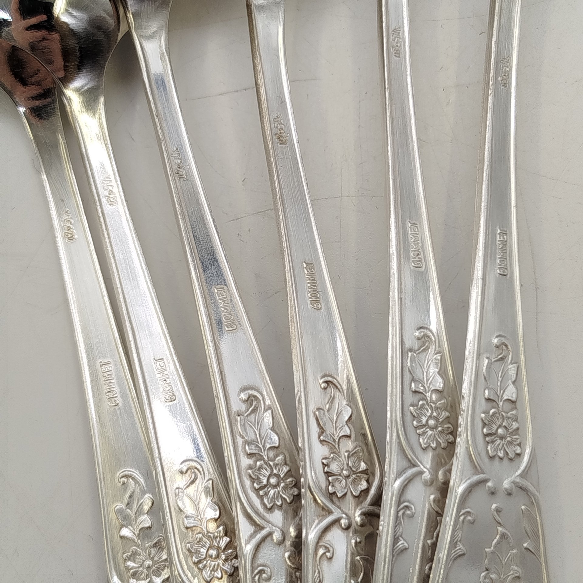 Набор из шести столовых ложек, украшенных растительным декором, мельхиор (медь-никель), Мстерская художественная фабрика  «Ювелир», СССР, 1976 г.