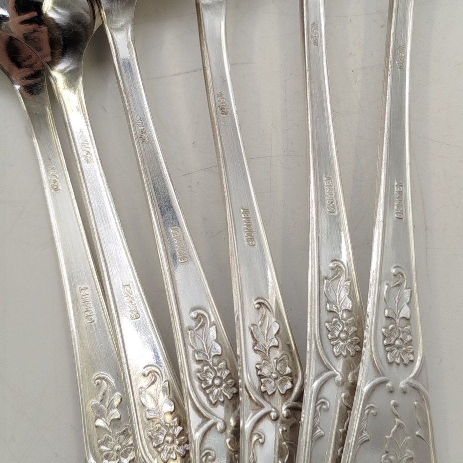 Набор из шести столовых ложек, украшенных растительным декором, мельхиор (медь-никель), Мстерская художественная фабрика  «Ювелир», СССР, 1976 г.