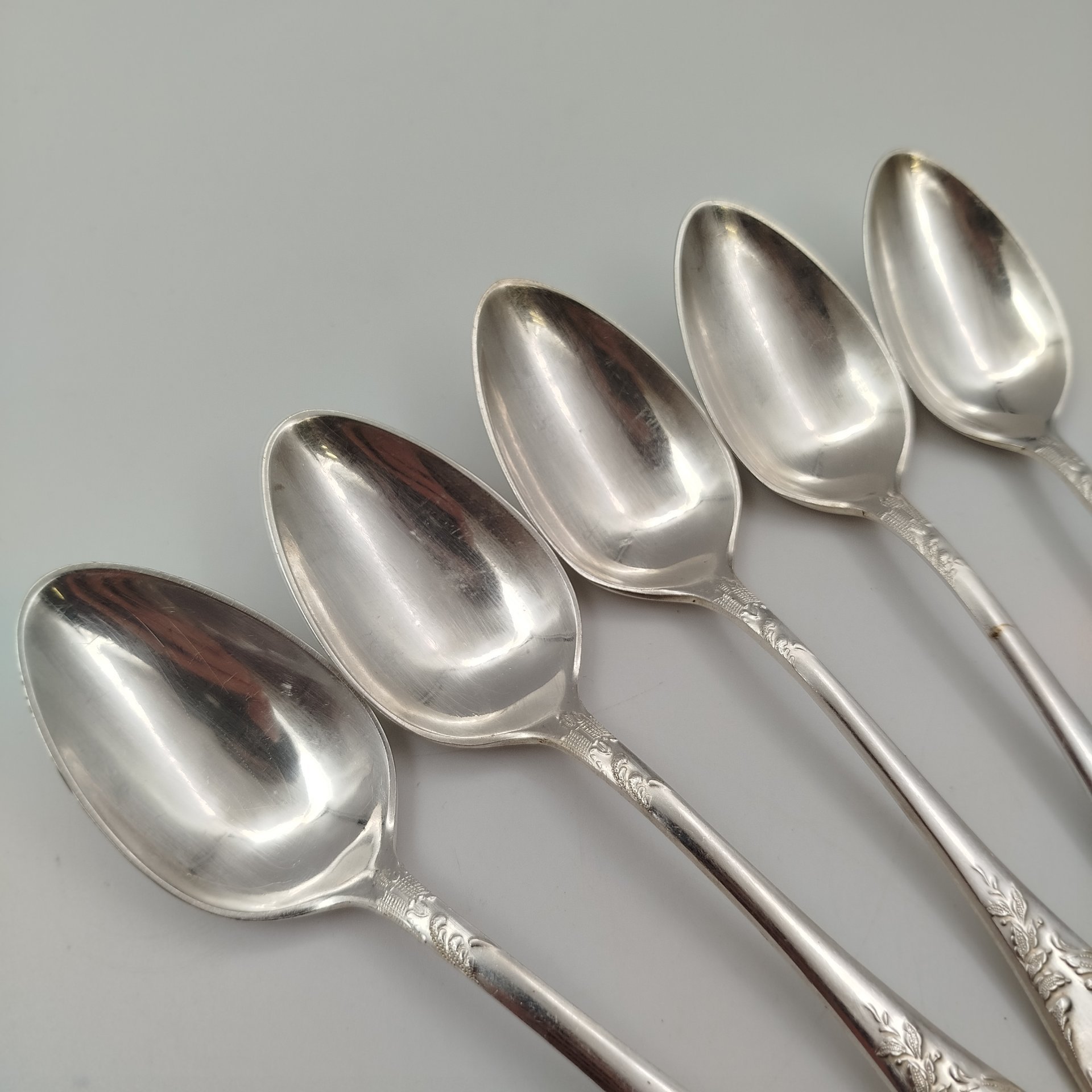 Набор из пяти столовых ложек с растительным декором