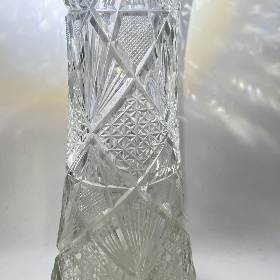 Высокая ваза с резным геометрическим декором