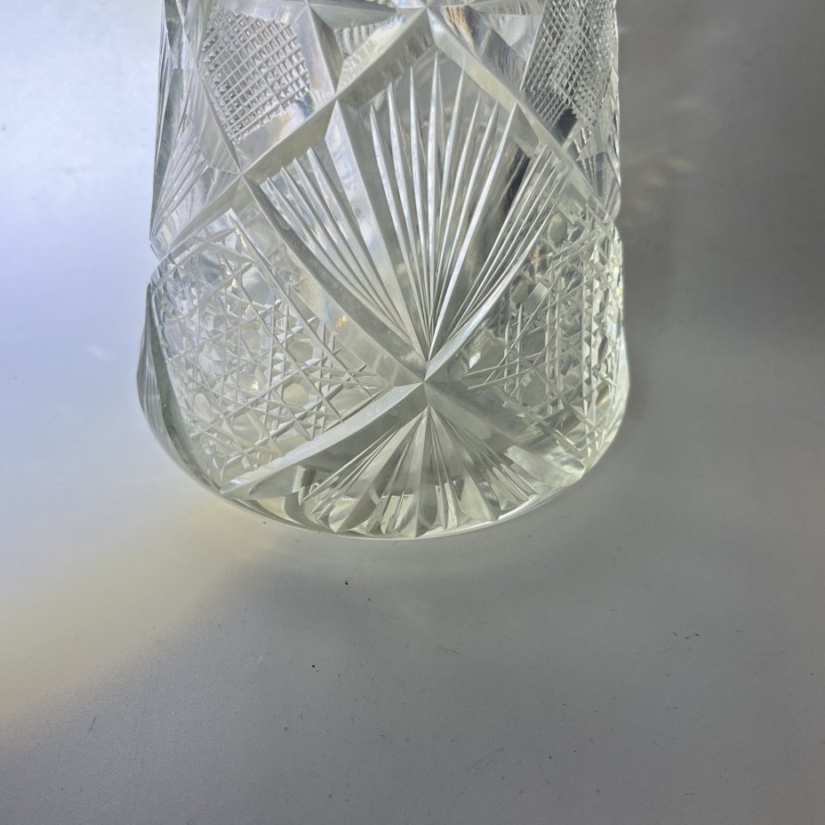 Высокая ваза с резным геометрическим декором