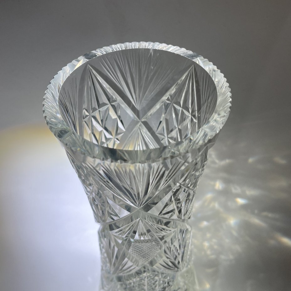 Высокая ваза с резным геометрическим декором