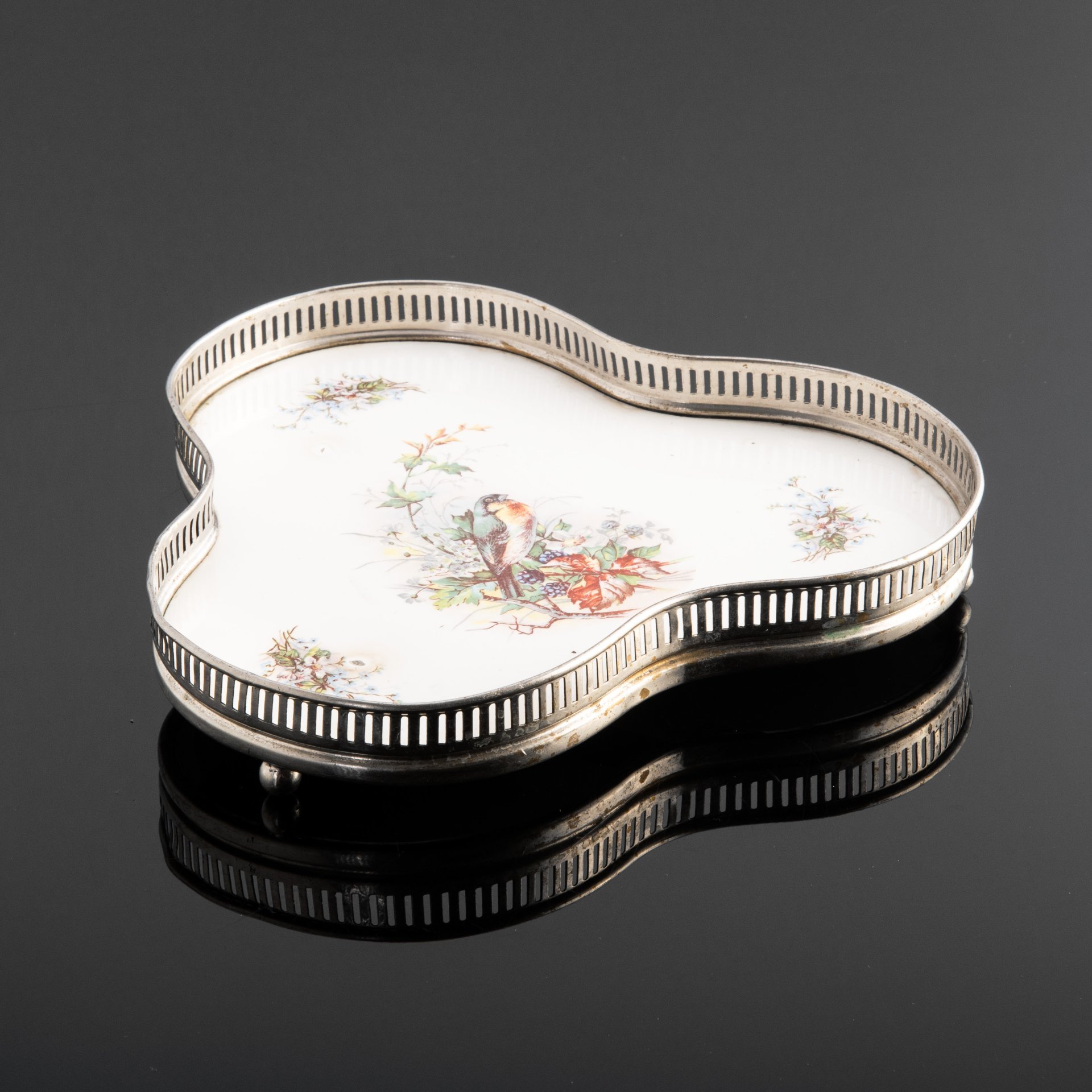 Поднос фигурной формы с изображением птички на ветви в окружении цветов