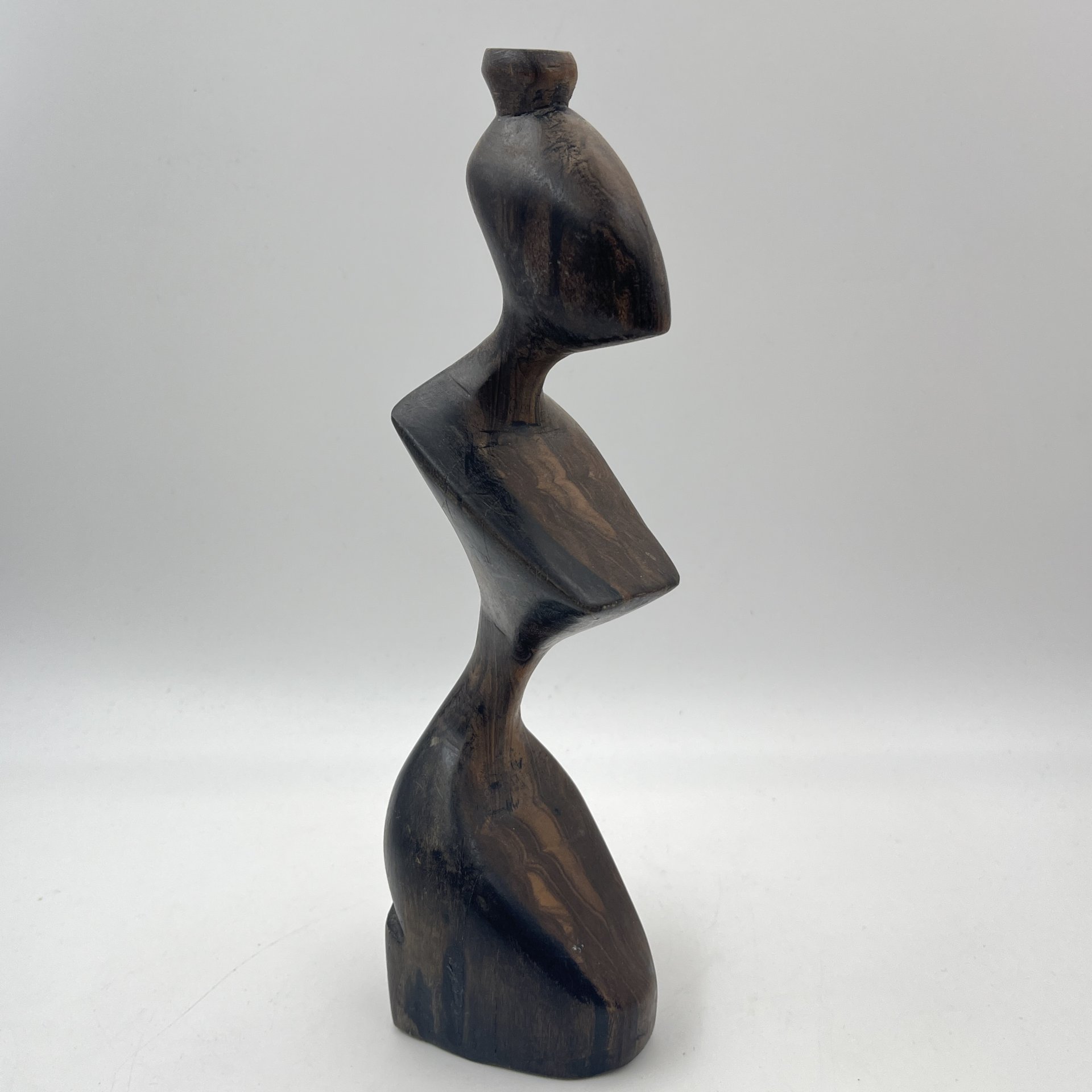 Статуэтка в виде силуэта юной красавицы