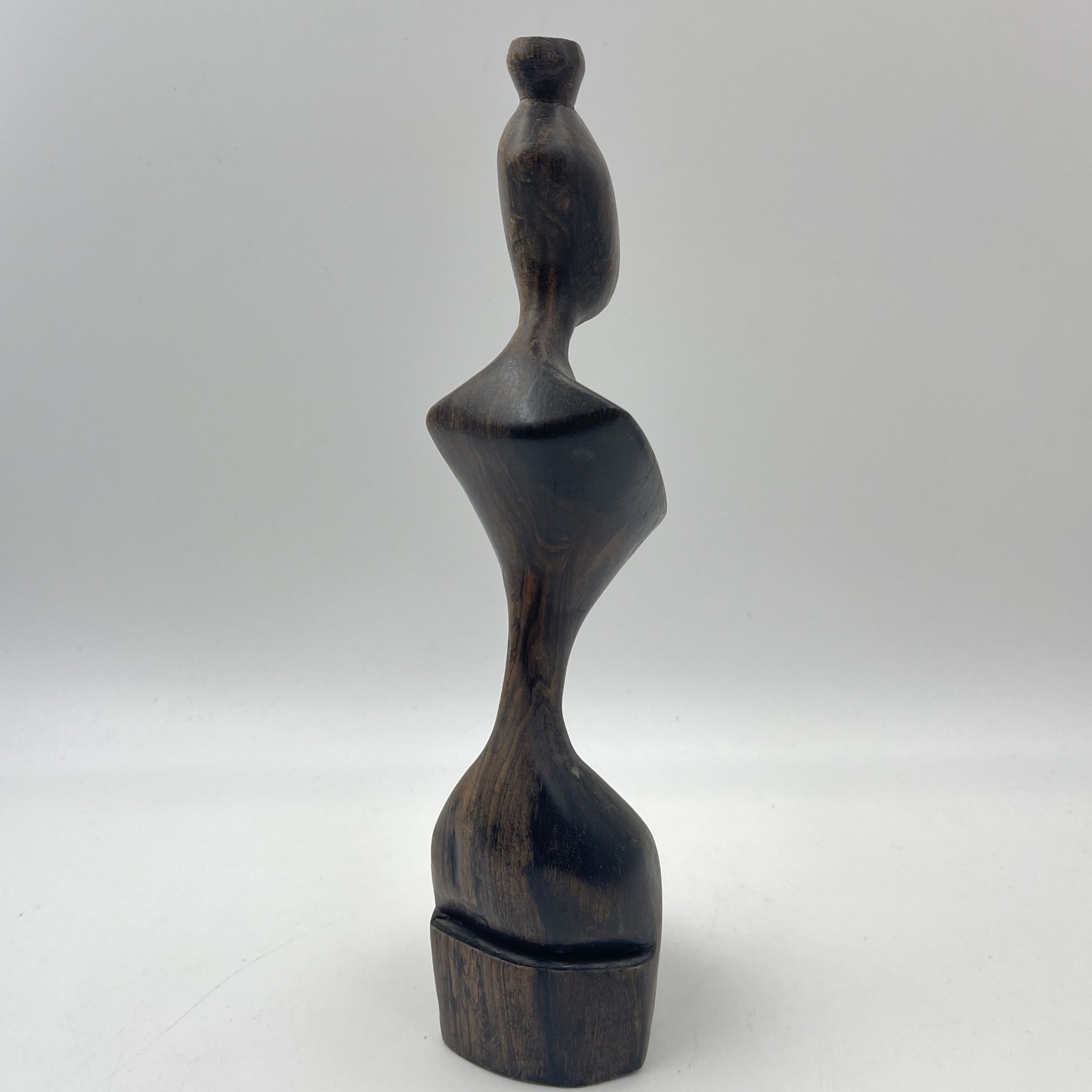 Статуэтка в виде силуэта юной красавицы