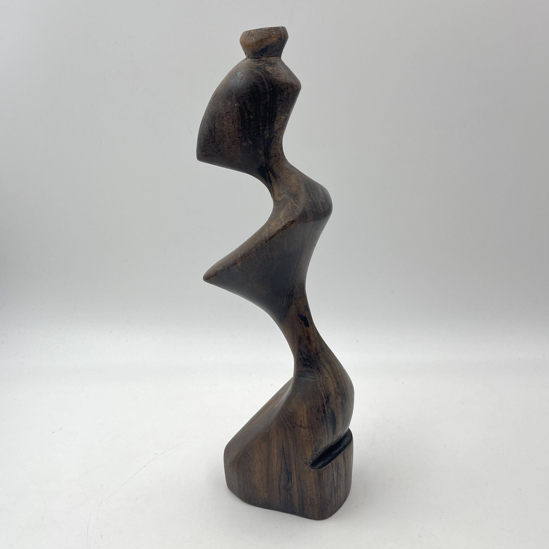 Статуэтка в виде силуэта юной красавицы