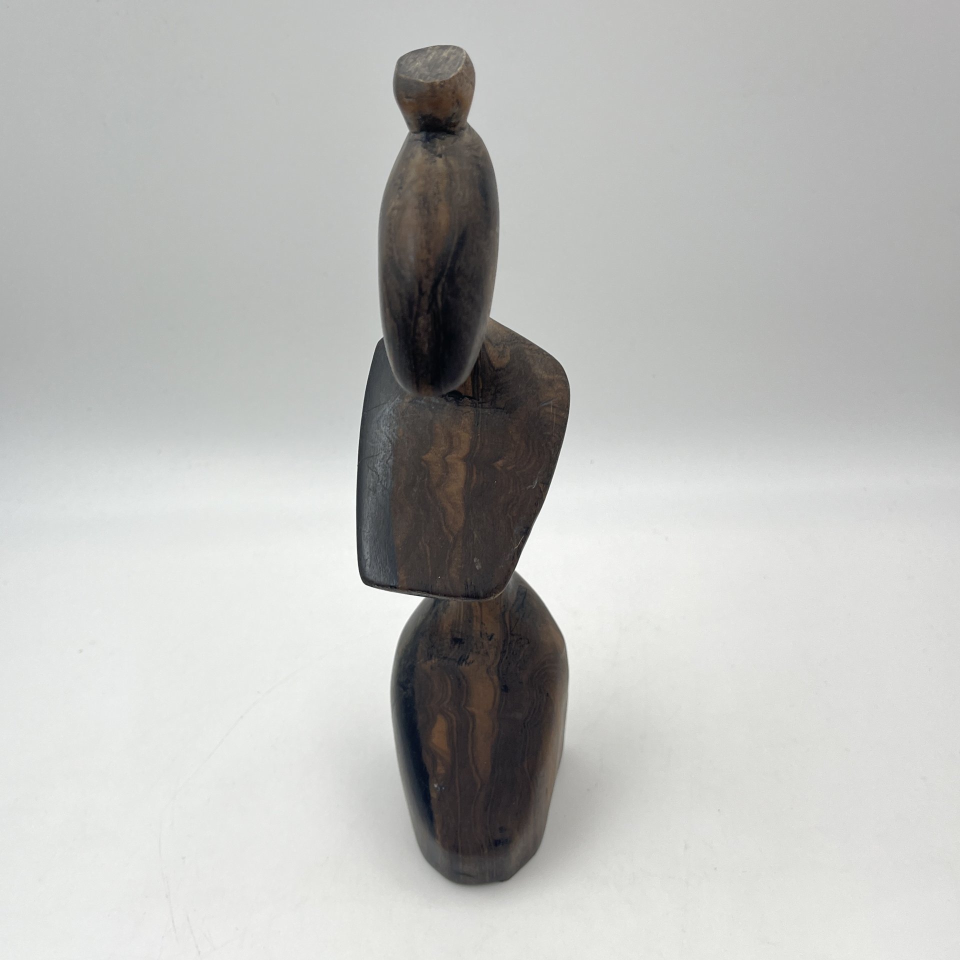 Статуэтка в виде силуэта юной красавицы