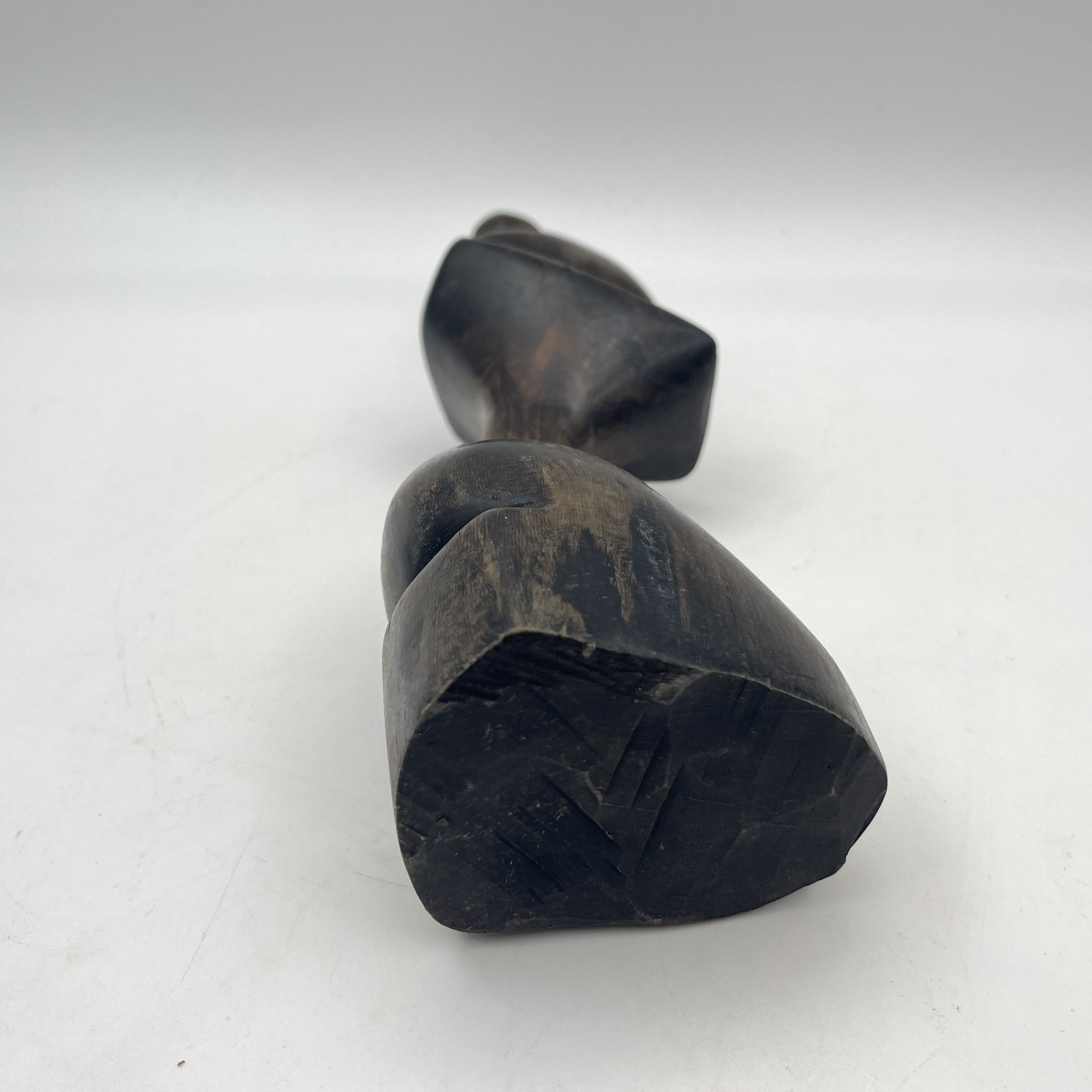 Статуэтка в виде силуэта юной красавицы