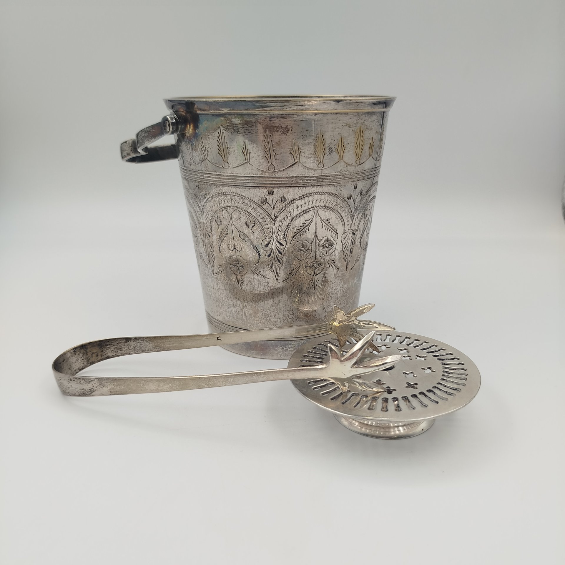 Ведерко для льда с орнаментальным декором в восточном стиле, щипцы в комплекте, латунь, серебрение, гравировка, Индия, 1970-1990 гг.