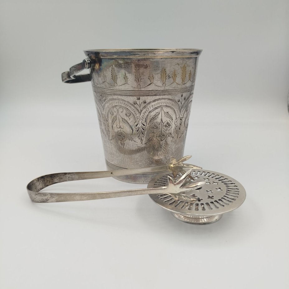 Ведерко для льда с орнаментальным декором в восточном стиле, щипцы в комплекте, латунь, серебрение, гравировка, Индия, 1970-1990 гг.