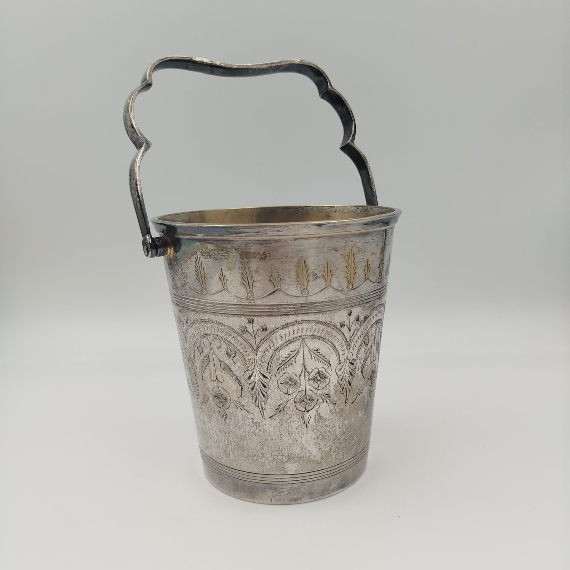 Ведерко для льда с орнаментальным декором в восточном стиле, щипцы в комплекте, латунь, серебрение, гравировка, Индия, 1970-1990 гг.