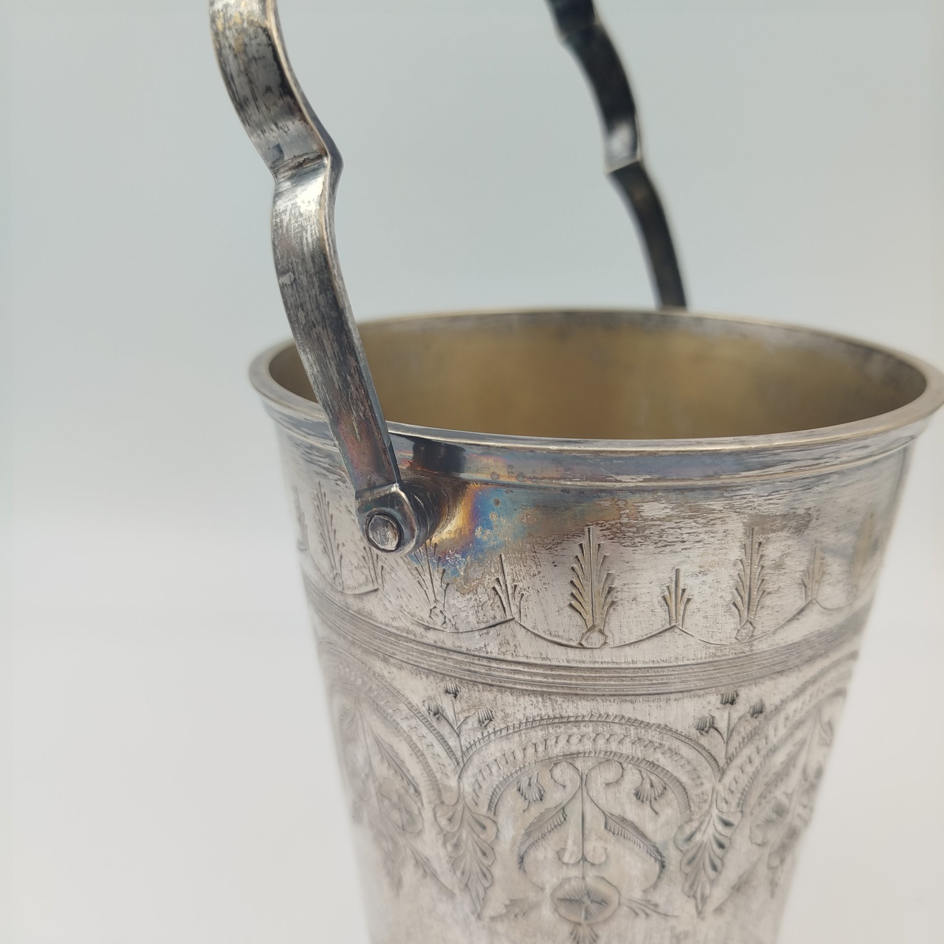 Ведерко для льда с орнаментальным декором в восточном стиле, щипцы в комплекте, латунь, серебрение, гравировка, Индия, 1970-1990 гг.