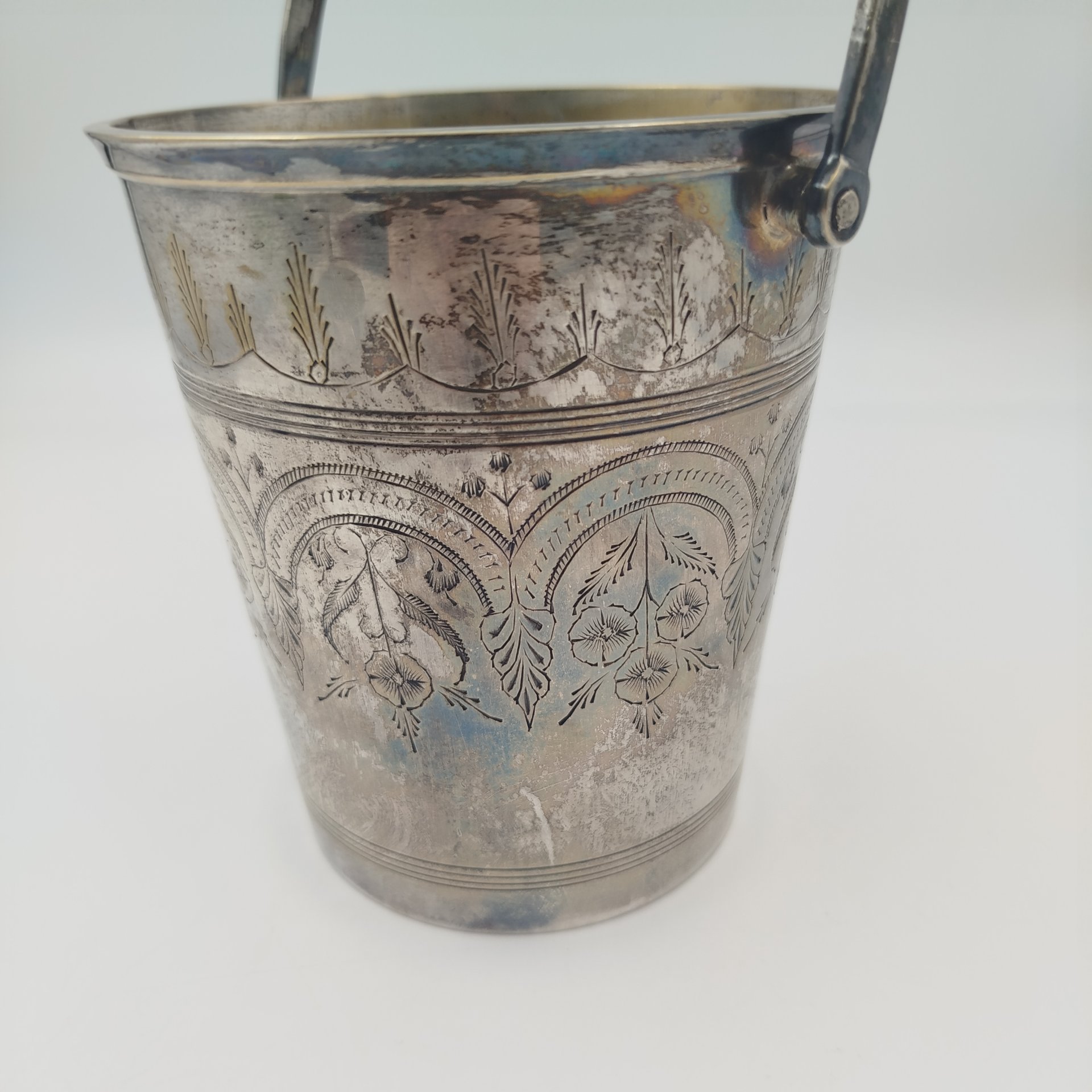 Ведерко для льда с орнаментальным декором в восточном стиле, щипцы в комплекте, латунь, серебрение, гравировка, Индия, 1970-1990 гг.