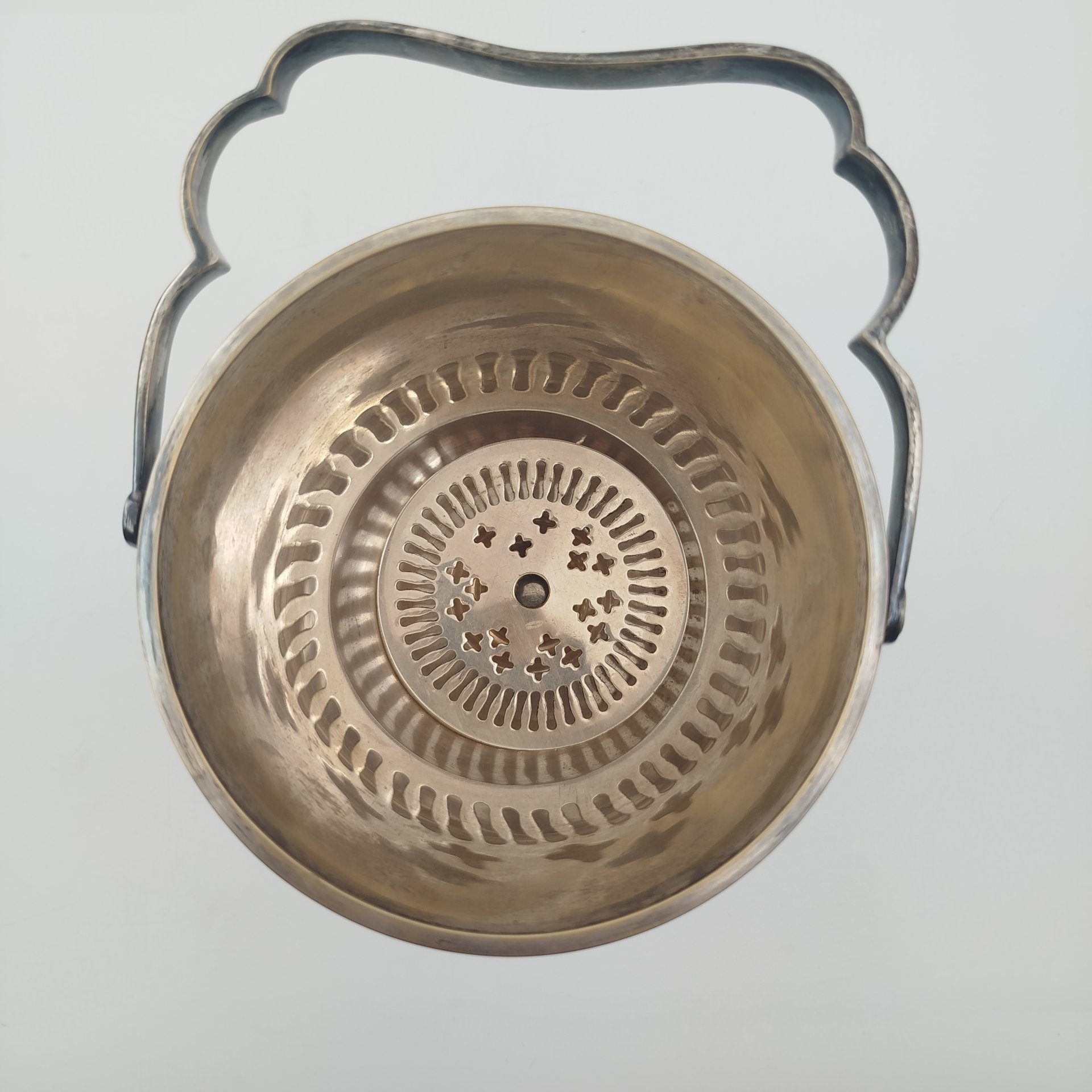 Ведерко для льда с орнаментальным декором в восточном стиле, щипцы в комплекте, латунь, серебрение, гравировка, Индия, 1970-1990 гг.