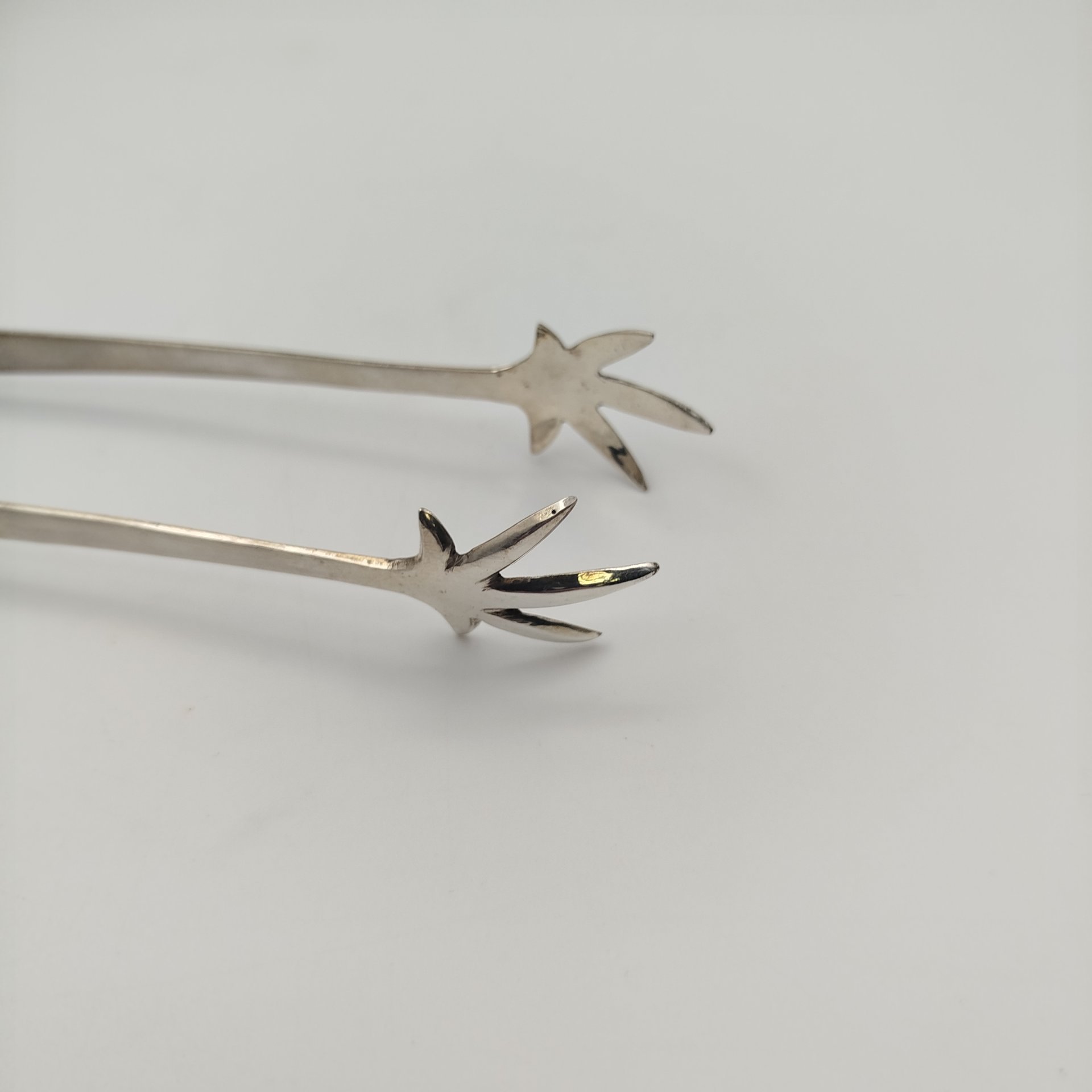 Ведерко для льда с орнаментальным декором в восточном стиле, щипцы в комплекте, латунь, серебрение, гравировка, Индия, 1970-1990 гг.