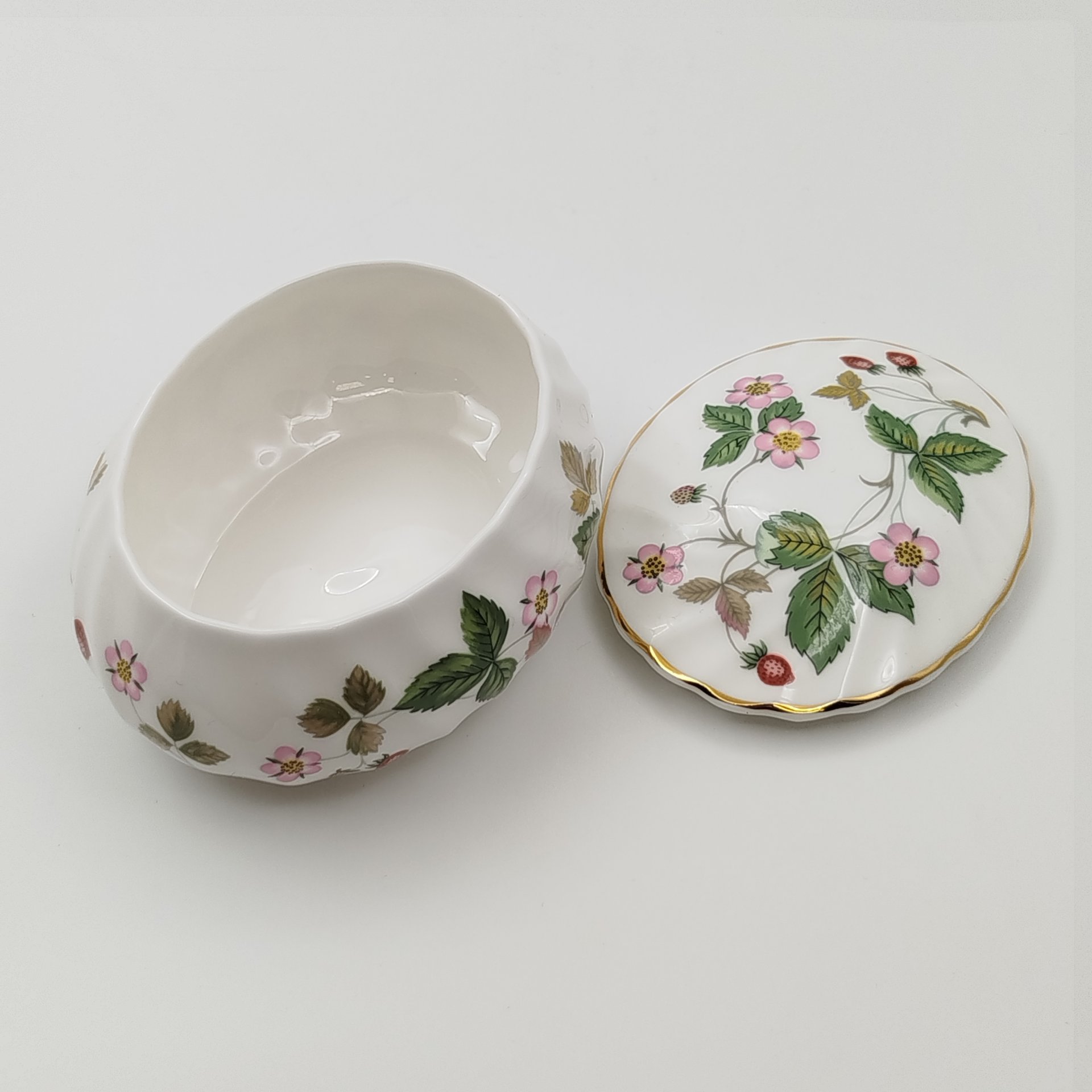 Шкатулка миниатюрная "Wild Strawberry" ("Земляника"), Wedgwood