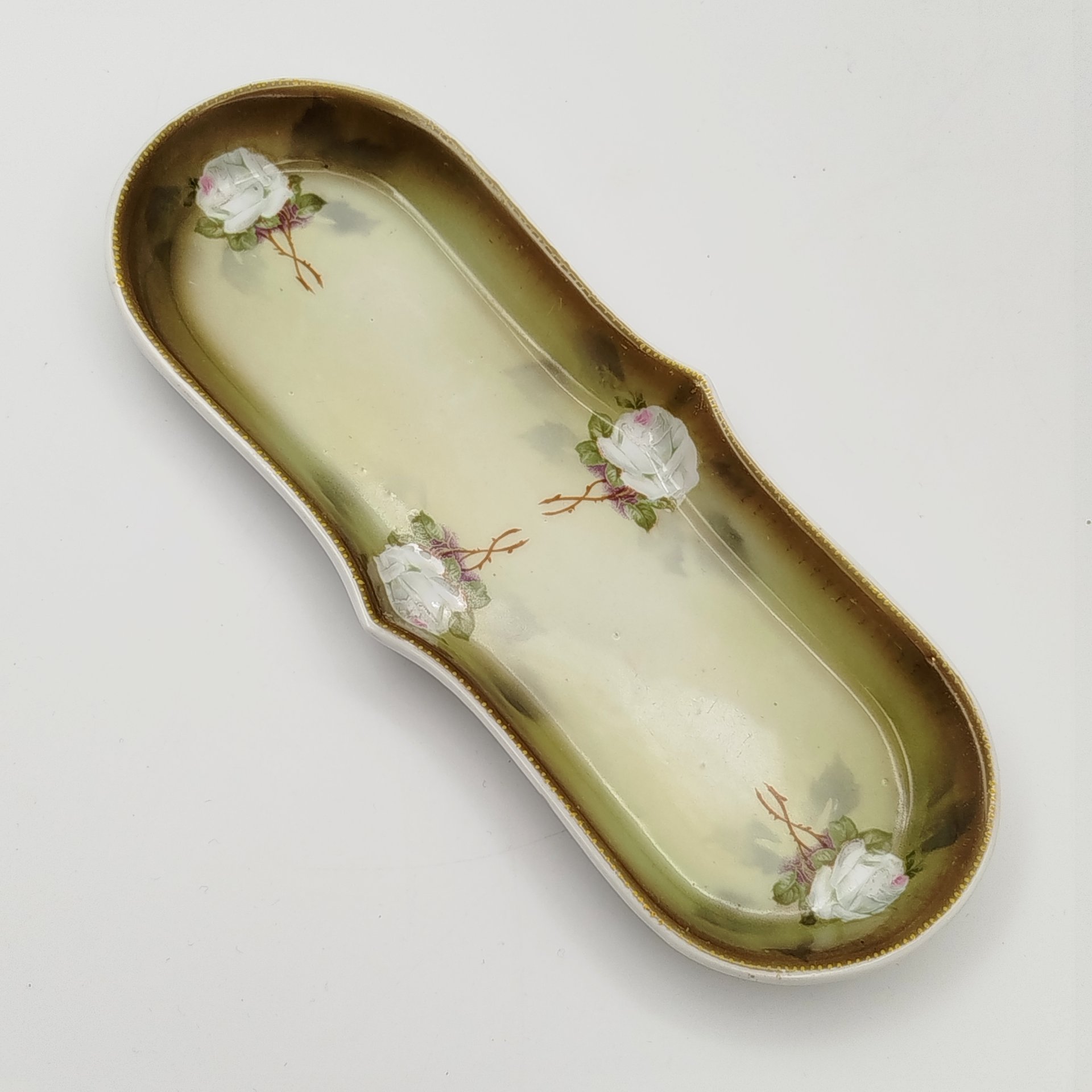 Лоток (визитница) с декором из роз, фарфор, крытье, золочение, деколь с подрисовкой, Фарфоровая фабрика Гарднера, Российская империя, 1870-1910 гг.